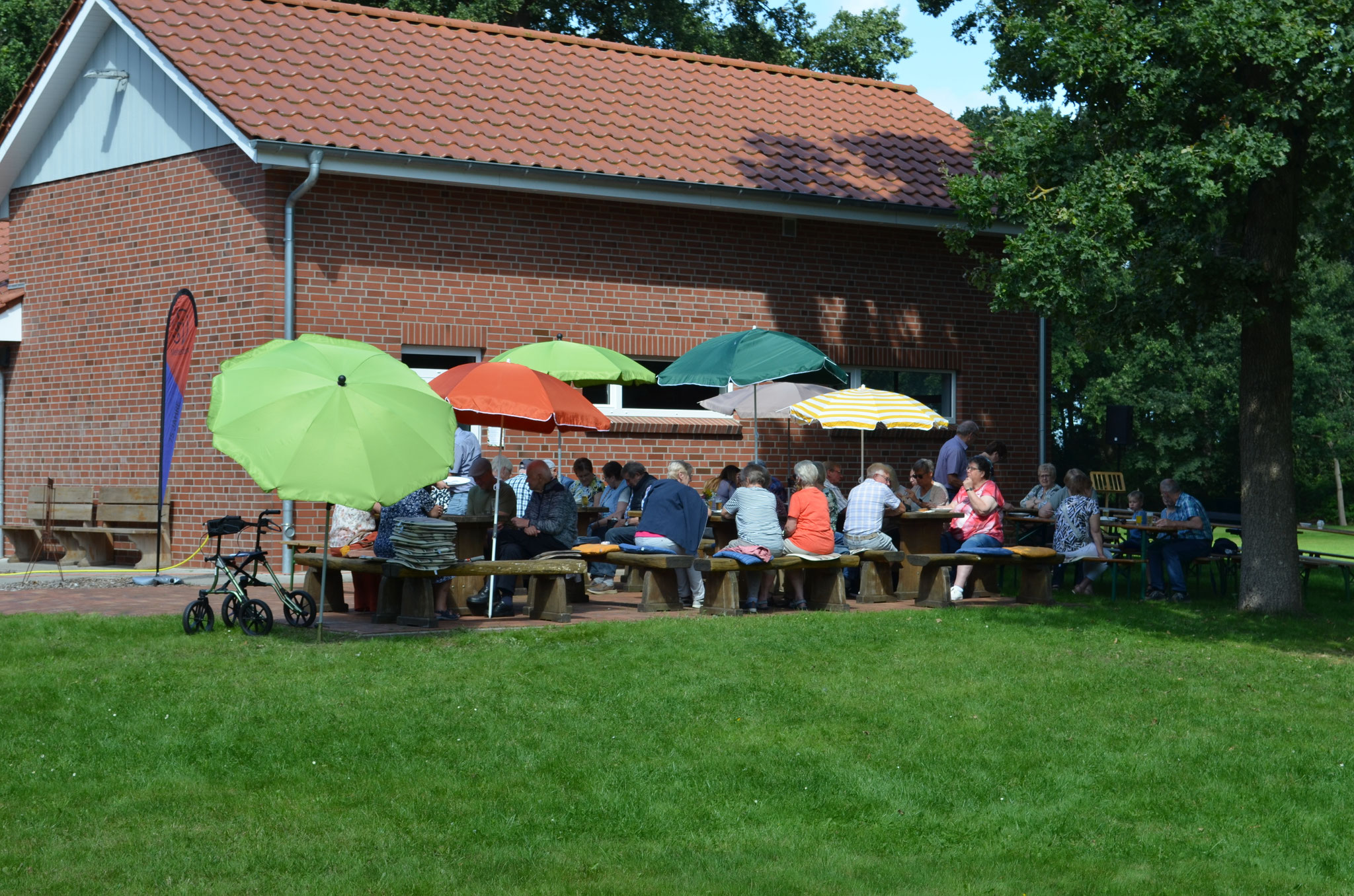Das sommerliche Wetter lädt zum draußen sitzen ein.