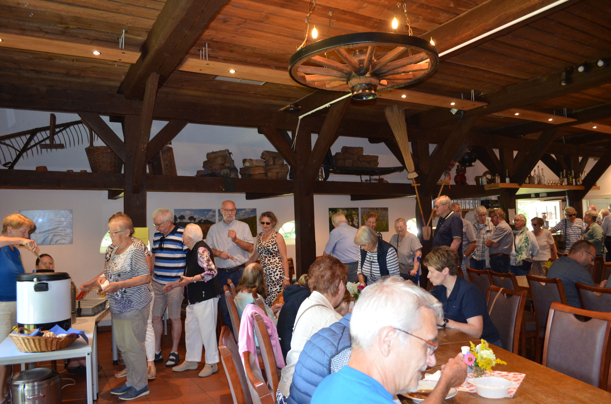 Stärkung bei Gulasch- und Gemüsesuppe