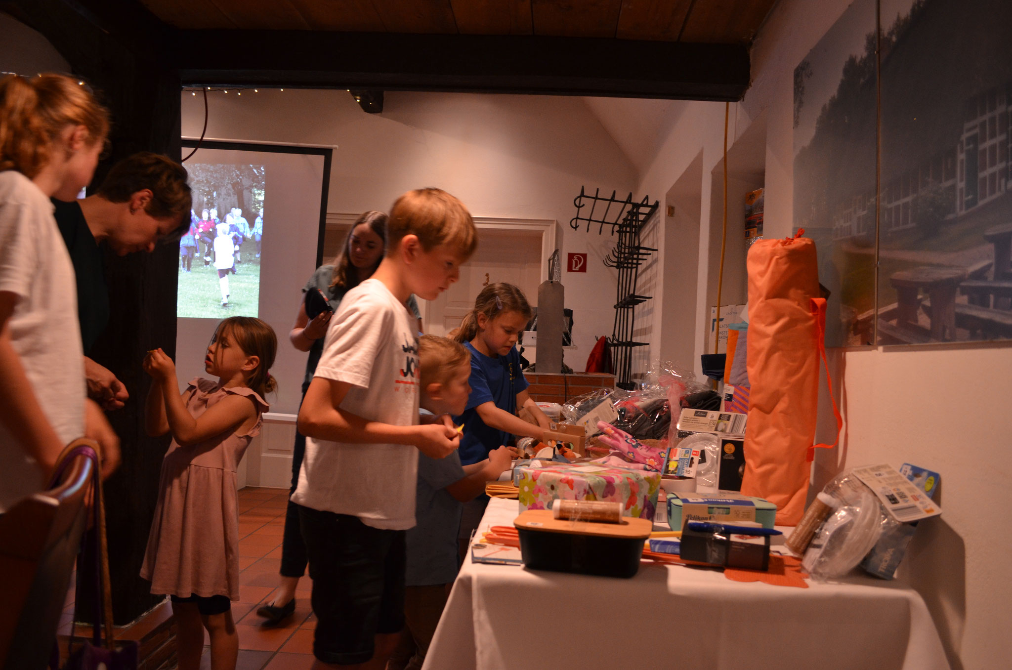 Die Kinder suchen und verteilen die Gewinne der Tombola.