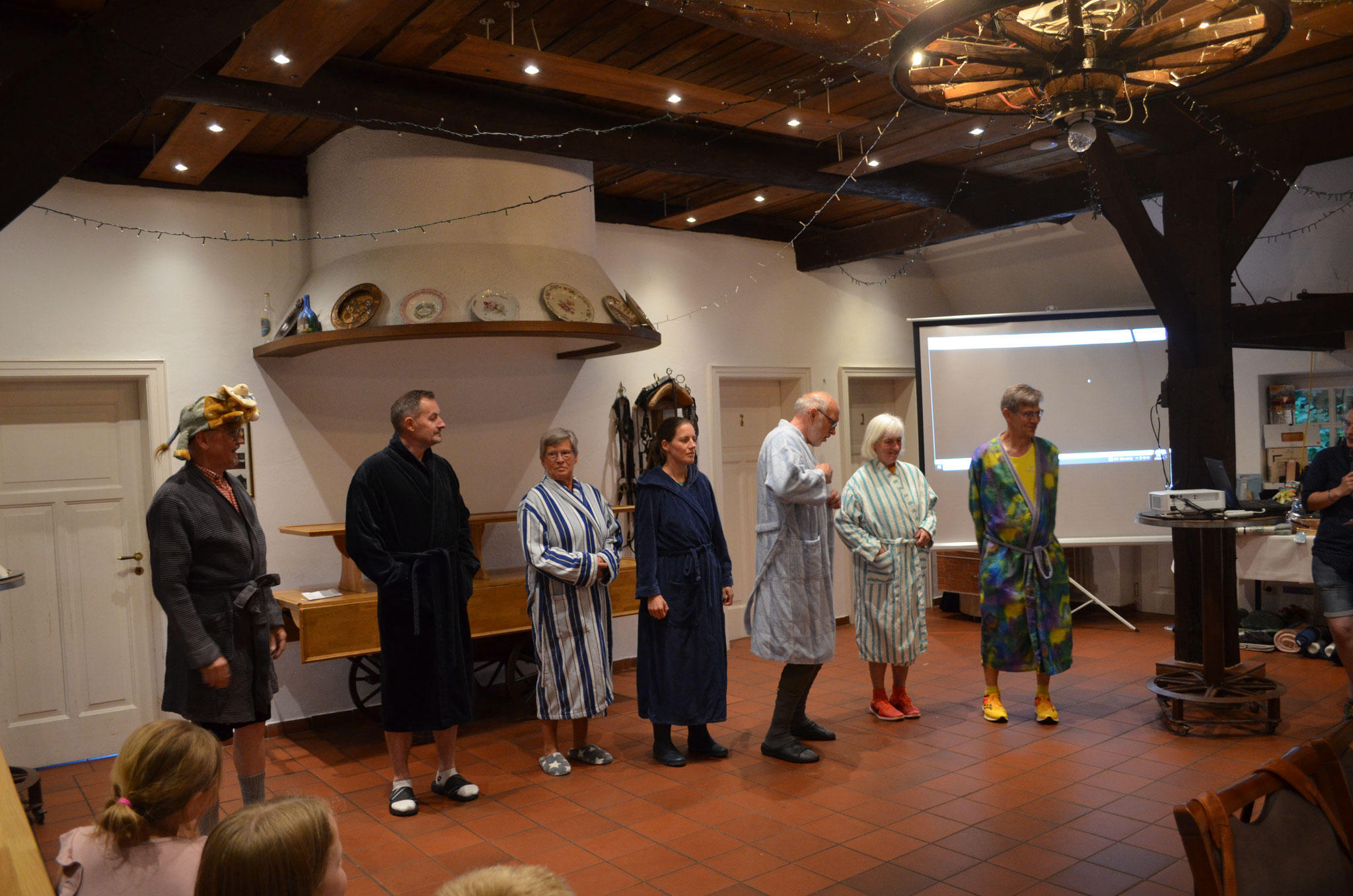 Zum Beginn der Hosen-Schau sind die Outfits noch unter Bademänteln versteckt.
