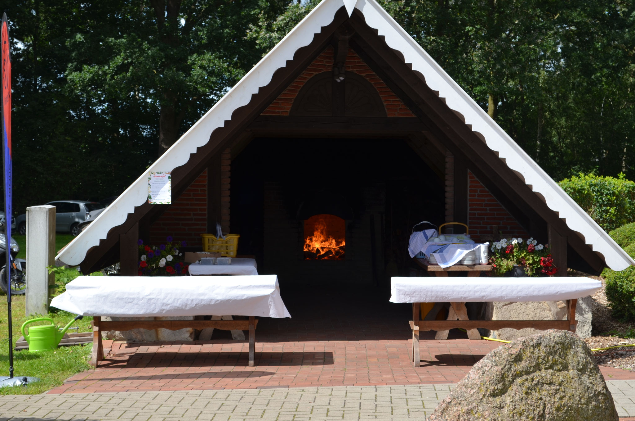 Der Steinbackofen wird vorgeheizt.