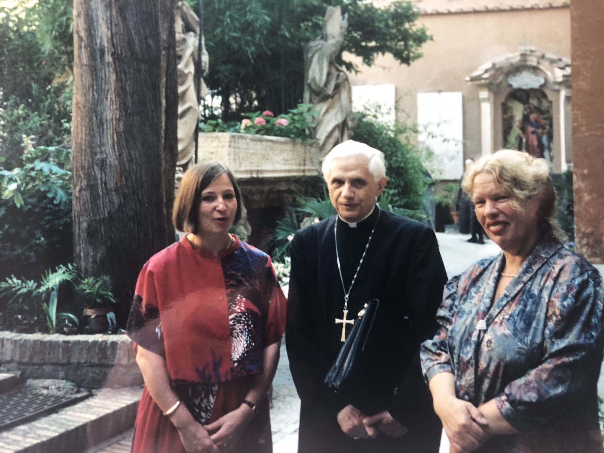 Sabine, Kardinal Ratzinger, Ulrike Herfeld (v. l.)