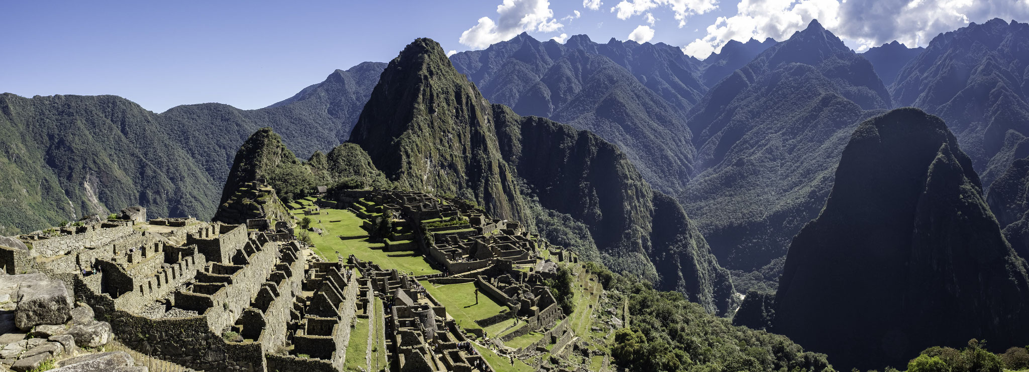 Bâti en pierre, le Machu Picchu (vielle montagne) se dresse à 2350m d'altitude...