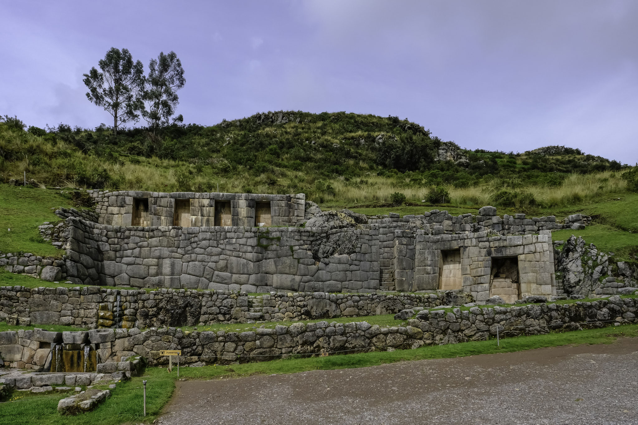 Cet ensemble de plateformes, niches et fontaine atteste l'adoration que les Incas vouaient à l'eau, source de vie primordiale