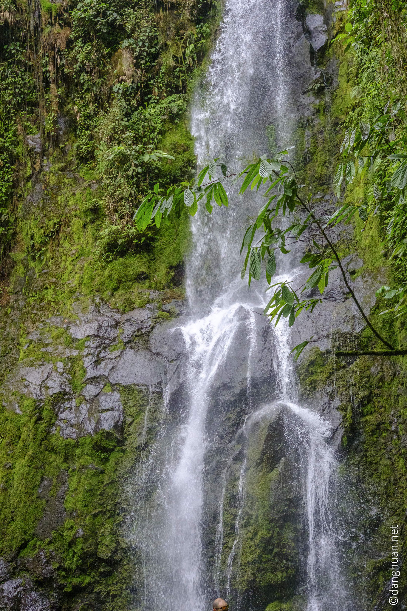 La chute d'eau El Burrito dans El Parque de ninos, la plus grande réserve (23 K hectares)  de Costa Rica