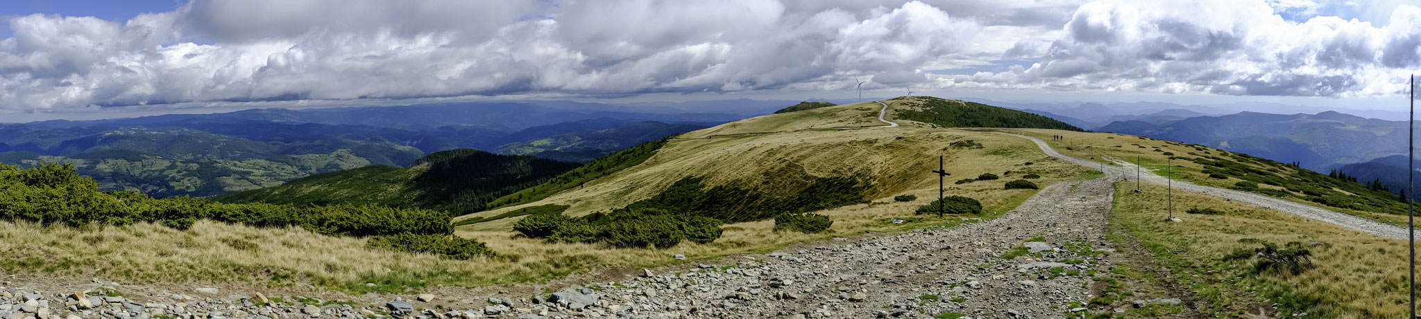 ... dans les roches volcaniques qui ont fait l'objet d'une exploitation intensive depuis l'Antiquité