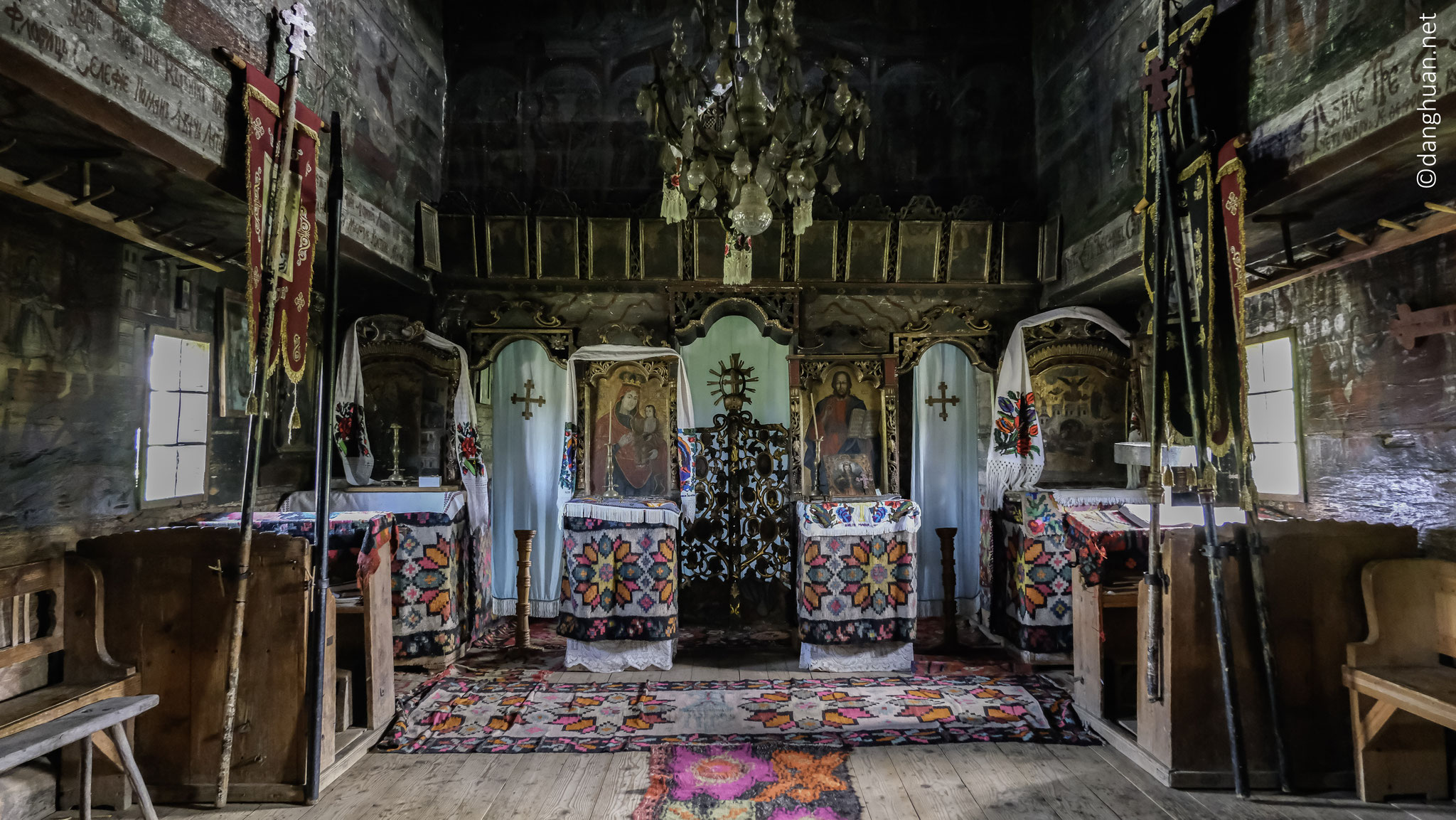 L'intérieur de l'église Cuvioasa Paraschiva