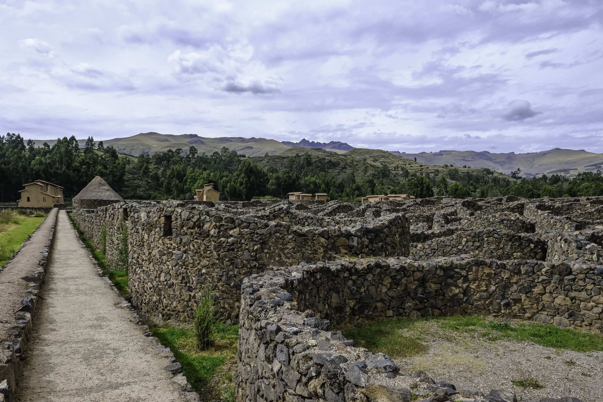 Los Colcas (entrepôts) – Ces petites constructions circulaires servaient à stocker de la nourriture. Ils sont construits selon  l'architecture rustique (pierres volcaniques avec mortier en argile)