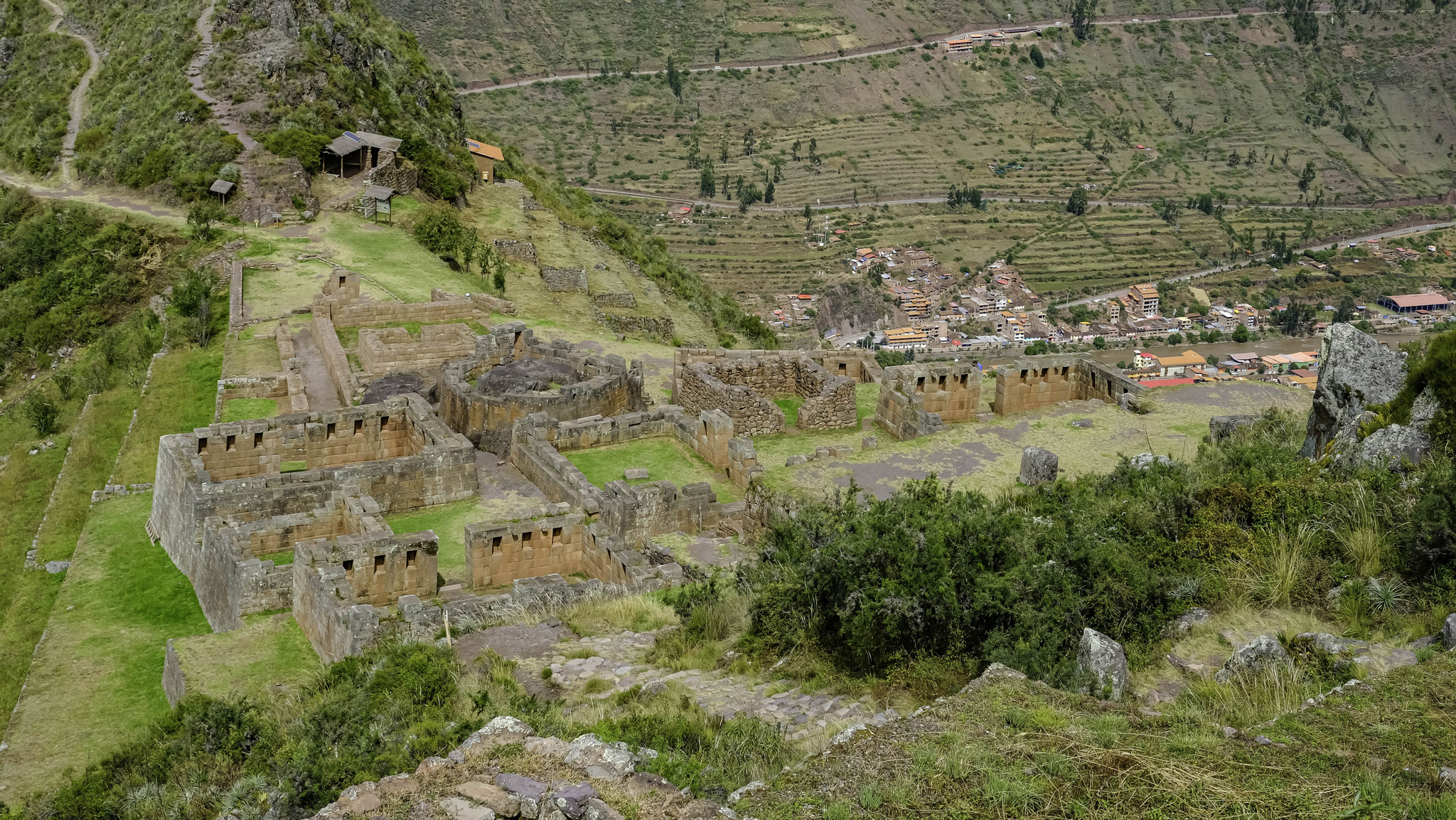 Le versant de la colline est strié de terrasses agricoles ...