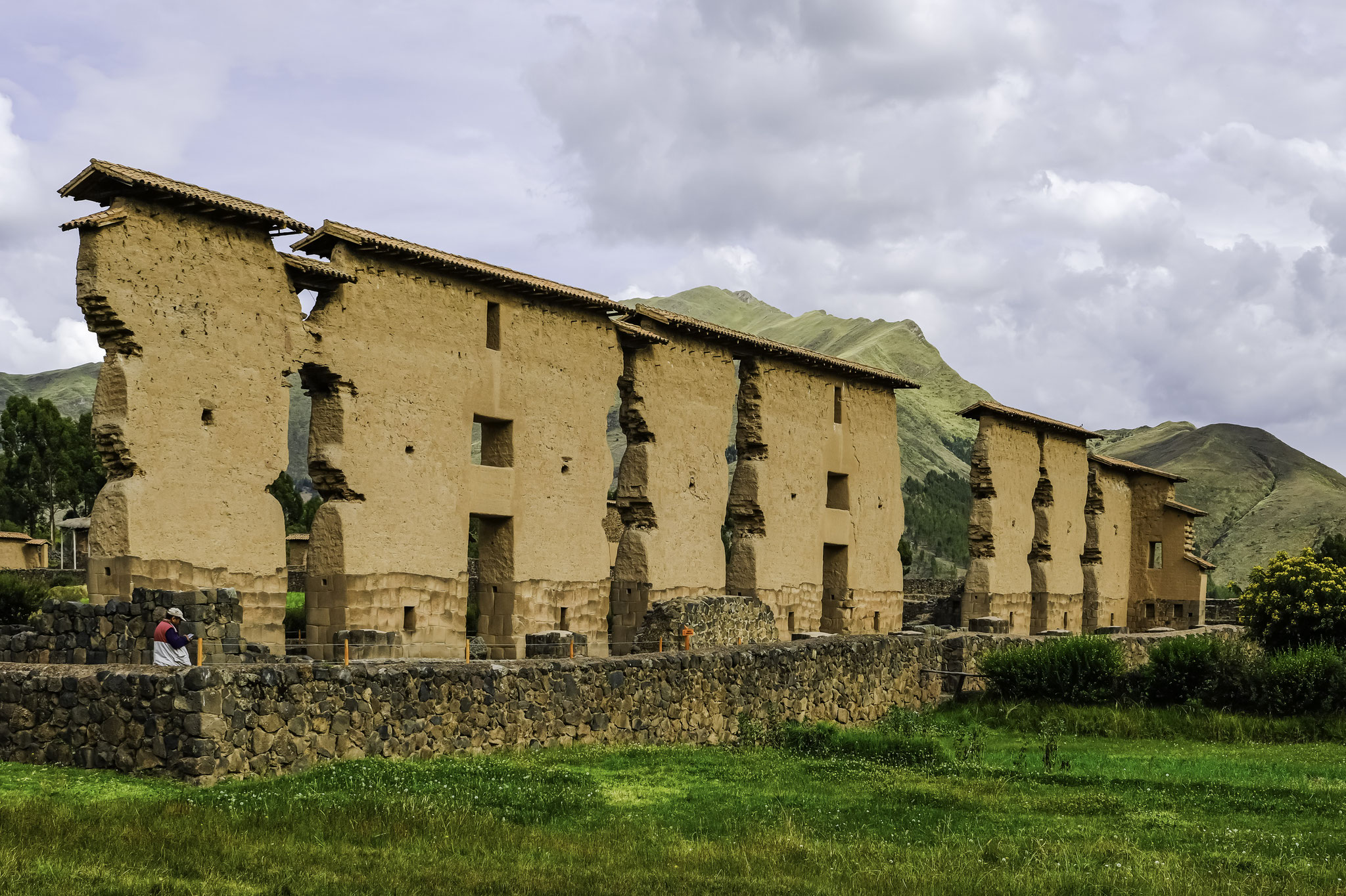 C’est un temple (dont il ne reste que les murs), fait de pierre et d’adobe de 20 mètres de haut. Il a des fenêtres, des portes et des colonnes