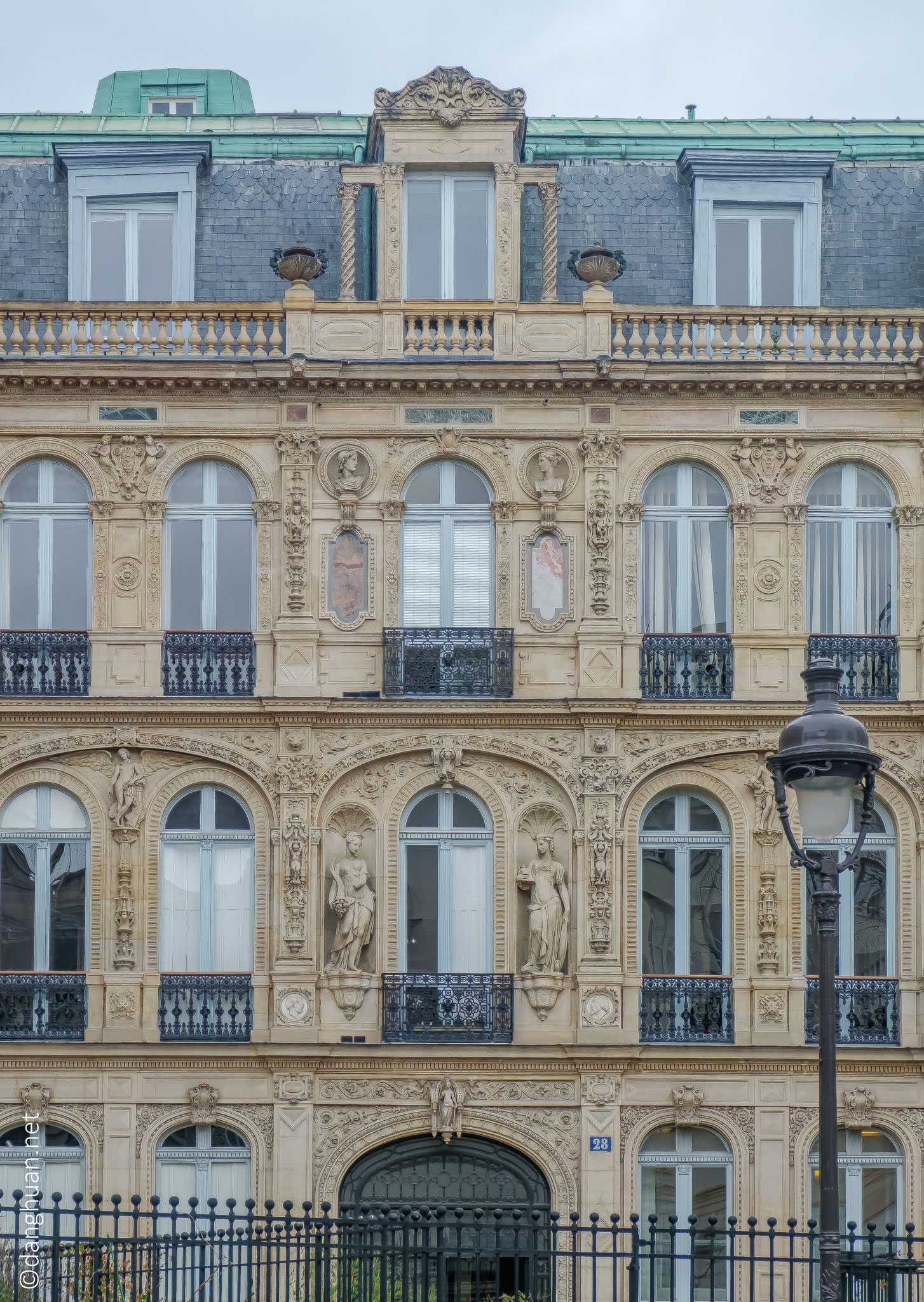 Place St Georges - façade gothico-renaissance de l'Hôtel Païva construite en 1840 par la marquise de la Païva, une courtisane célèbre durant le Second Empire