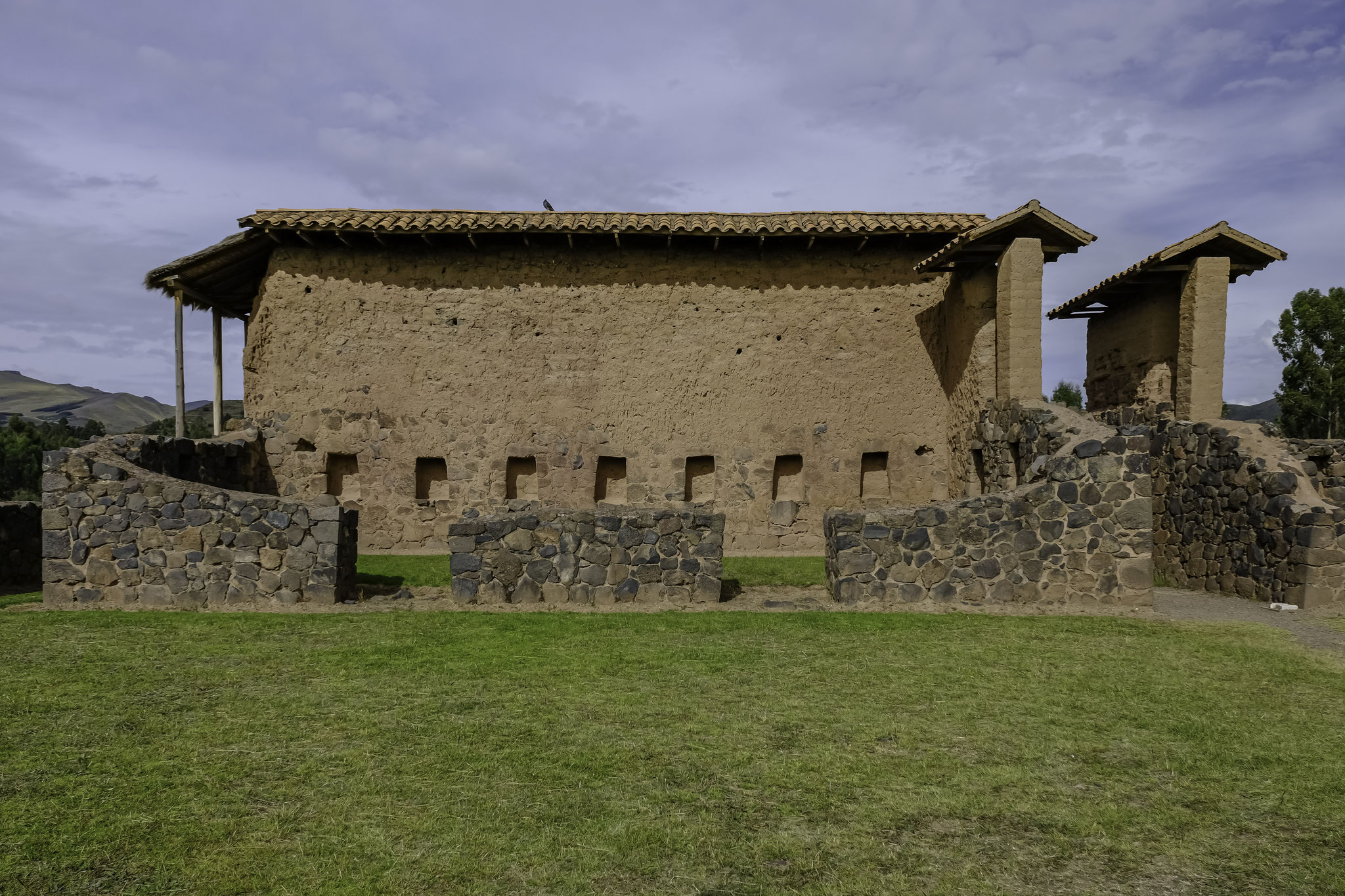 Raqchi était une colonie d’habitations et de temples incas dédiés à Wiracocha (ou Huiracocha), le dieu créateur du monde selon de nombreuses cultures andines.