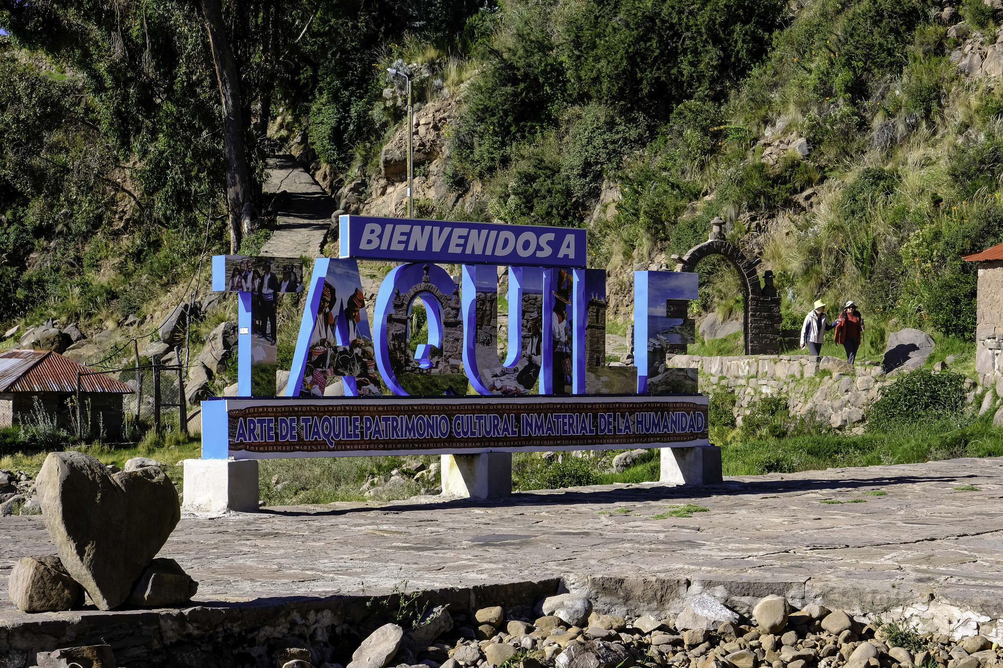 Isla Taquile : la terre rouge de Taquile contraste avec le bleu corail du lac