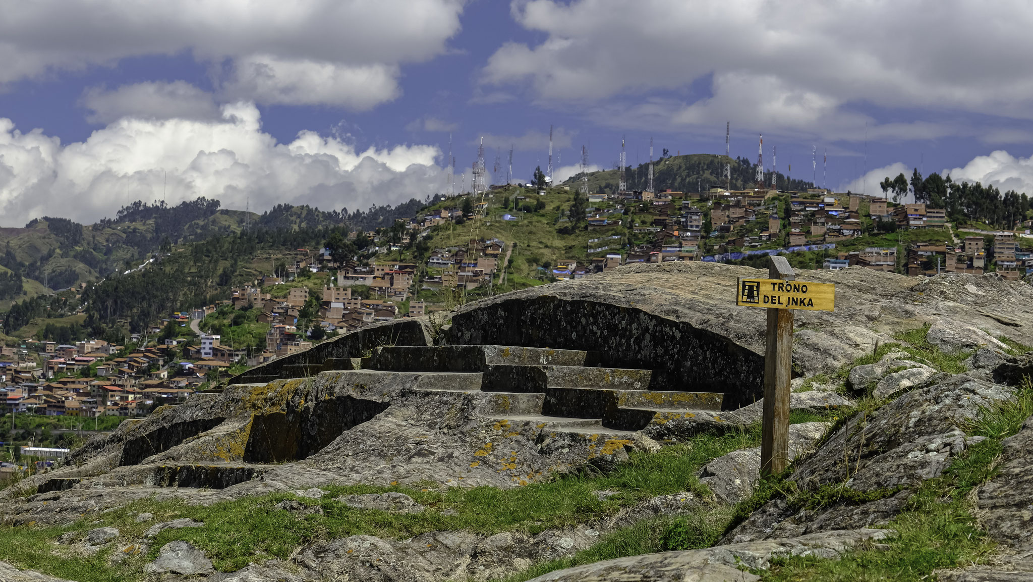 les gradins en pierre polie d'où les Incas présidaient durant les cérémonies sont taillés dans la colline de Rodadero