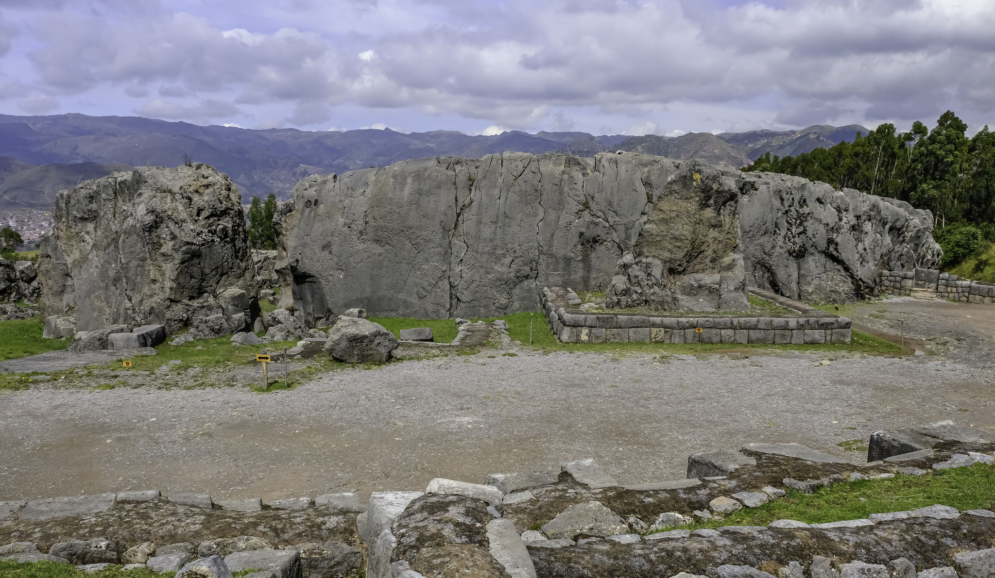 Qeqo est un mot quechua signifiant « labyrinthe » à cause des nombreuses galeries souterraines et des petits canaux en forme de zigzag gravés sur les rochers qu'il contient