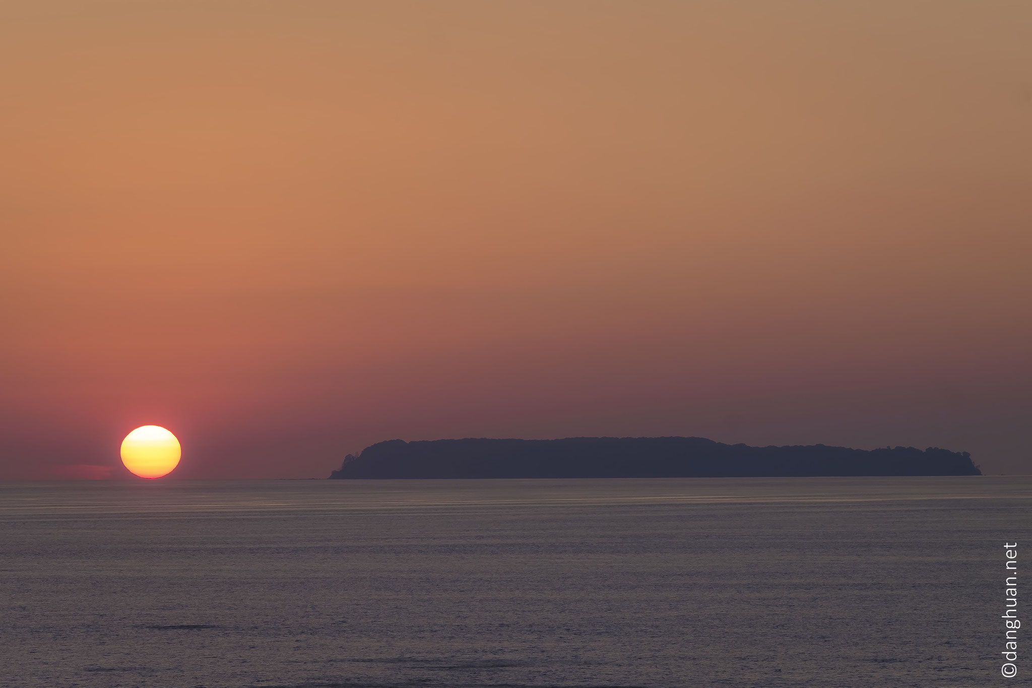 Coucher du soleil sur l'océan Pacifique avec l'île del Cano en premier plan