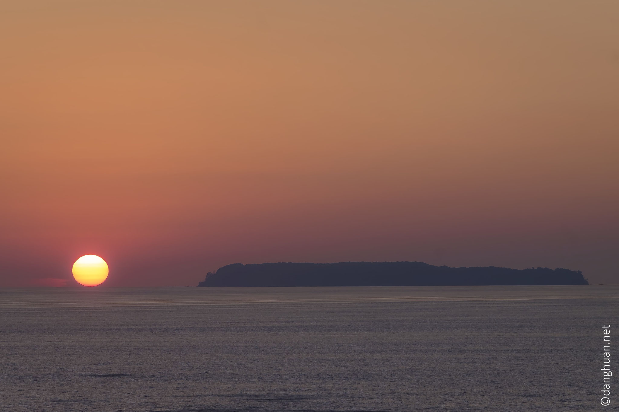 Coucher du soleil sur l'océan Pacifique avec l'île del Cano en premier plan