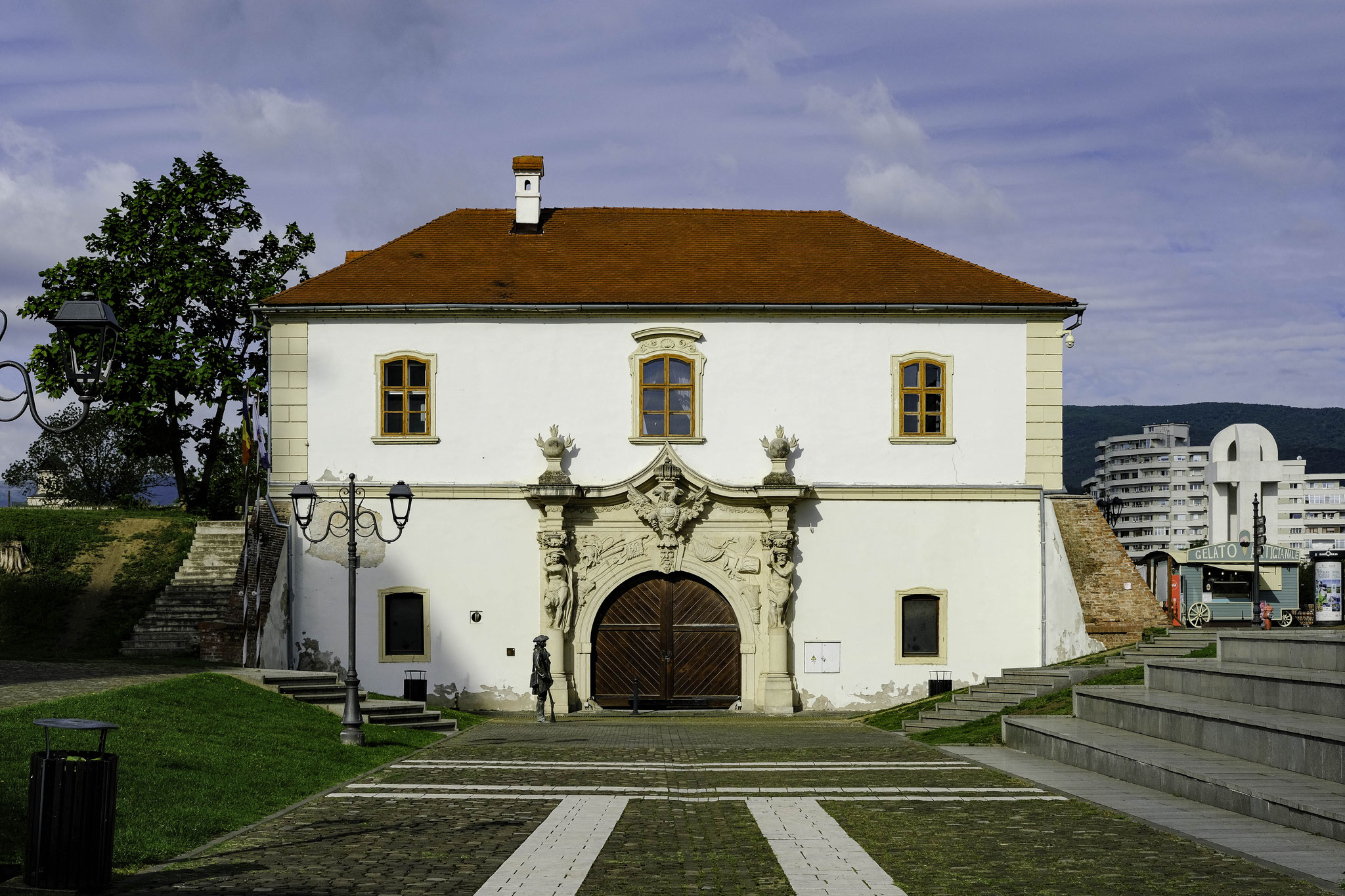 La citadelle porte le nom de Charles VI, connu sous le nom de Carol VI en roumain, qui était l'empereur romain germanique au moment de la construction de la citadelle
