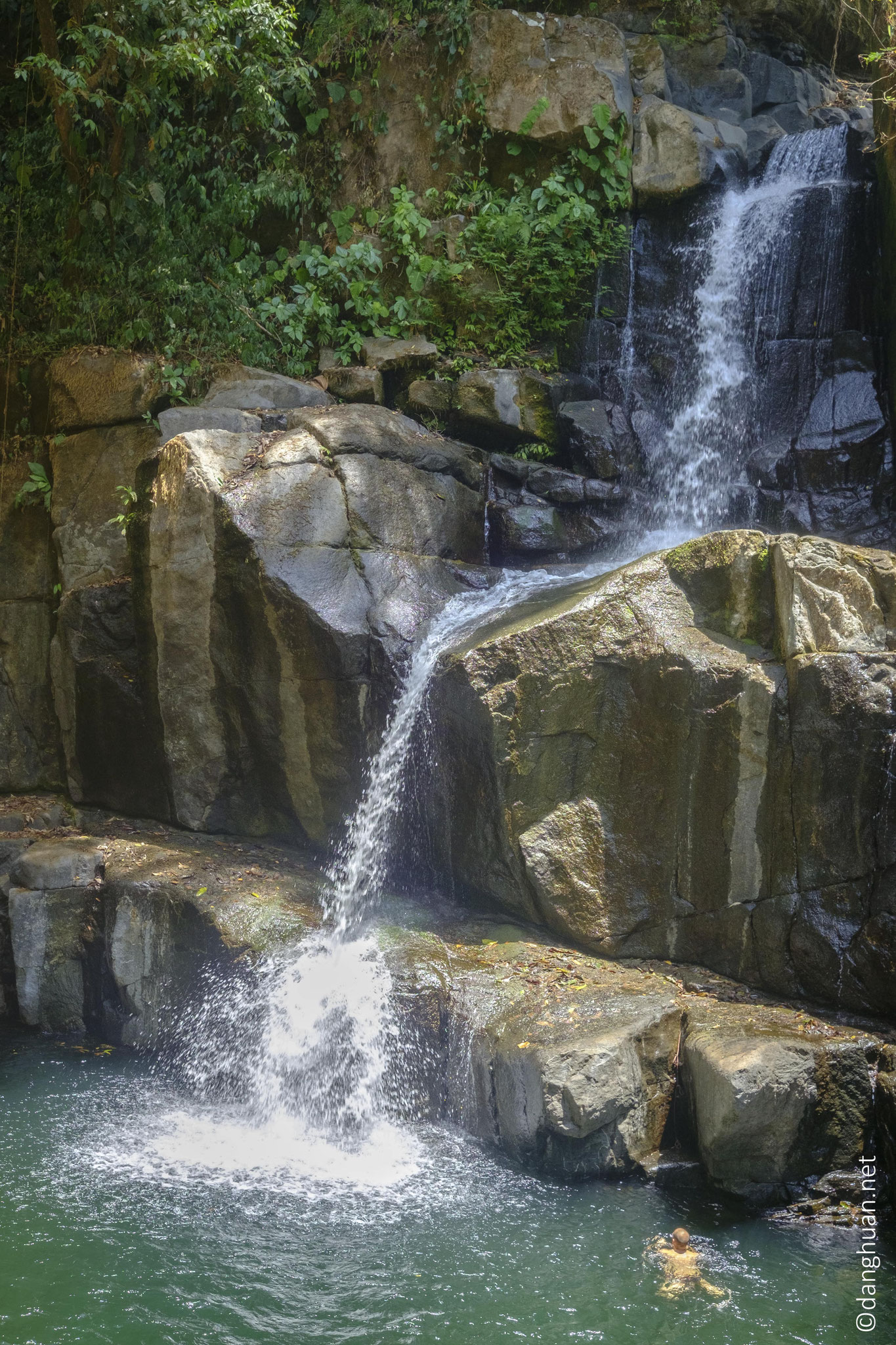 La cascade La Raiz située dans la réserve naturelle de la Ceiba : entourée de rochers et de jungle, c'est une piscine naturelle de 10m de profondeur