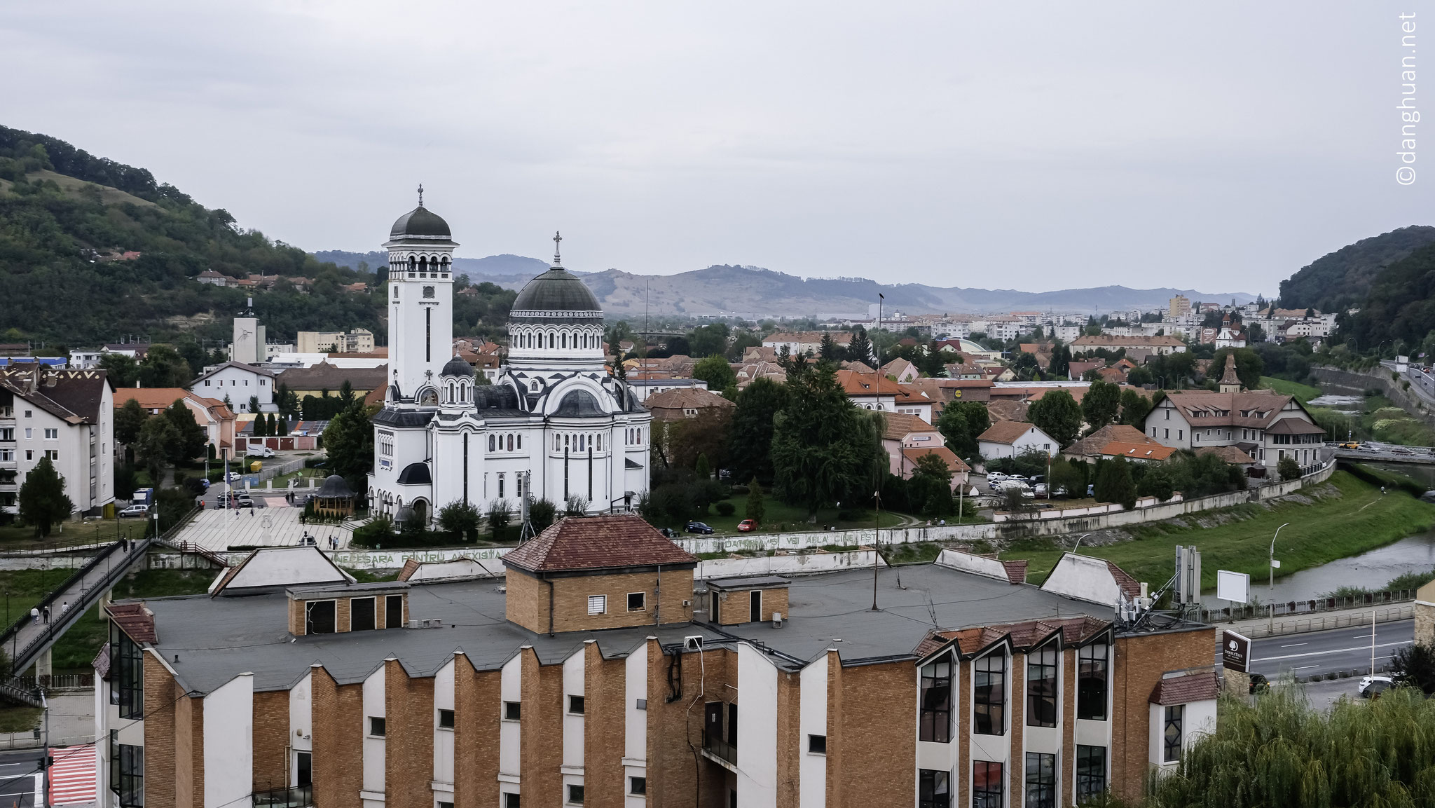 tandis que des faubourgs, peuplés d'artisans saxons, se développent dans la ville basse, elle aussi protégée par des murailles et des portes défensives