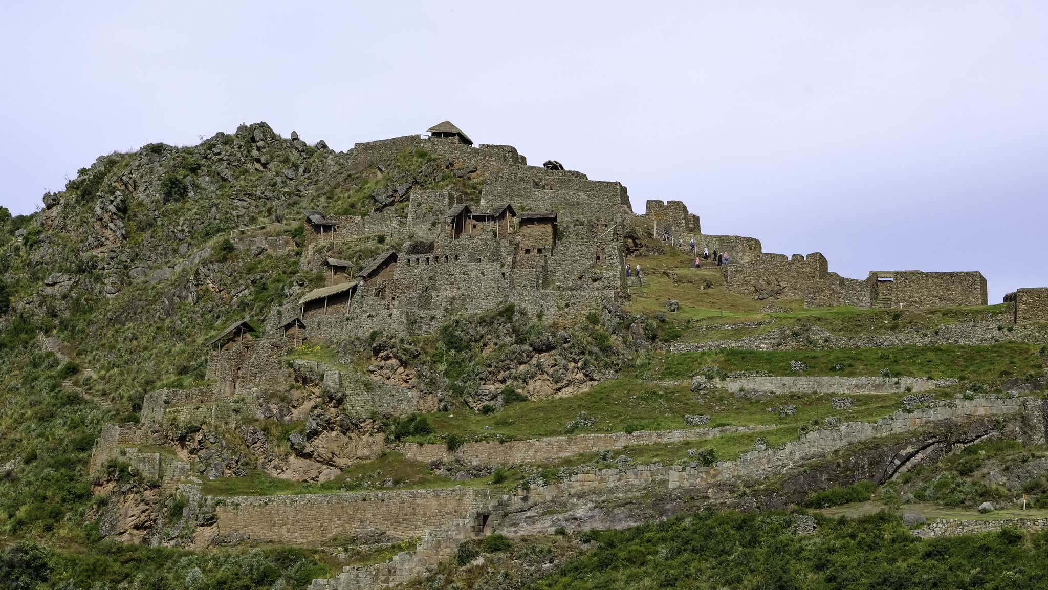 qui mènent à la forteresse aux immenses murs de pierres polies en haut de la colline