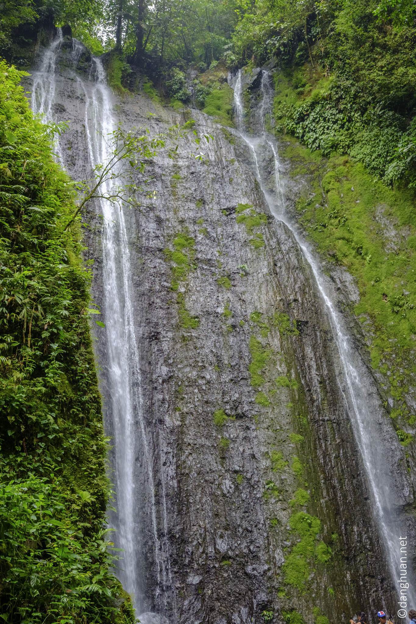 La chute d'eau Horacio dans El Parque de ninos, la plus grande réserve (23 K hectares)  de Costa Rica