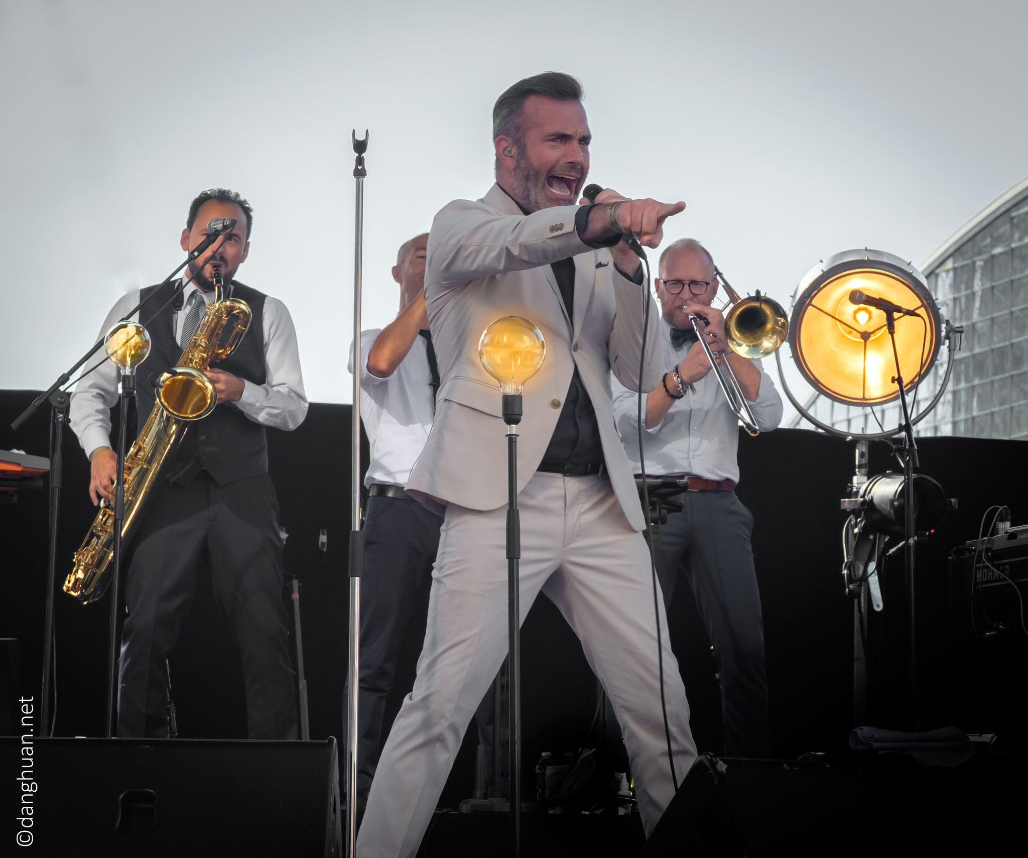 James Copley (Chant) du groupe Electro Deluxe (La Défense Jazz Festival Juin 2017)