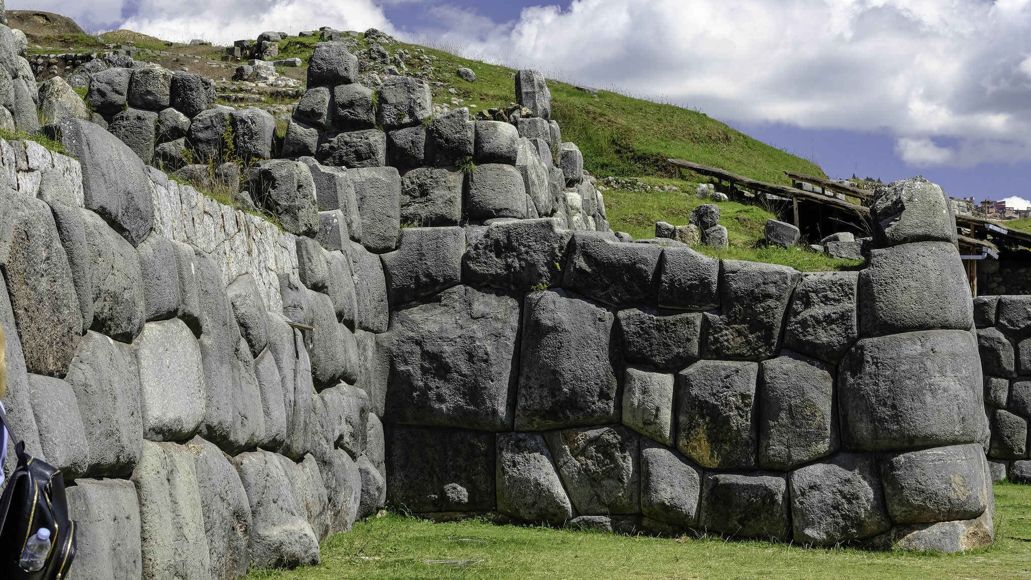 Cet énorme rempart de granit de 300m de long est construit ...