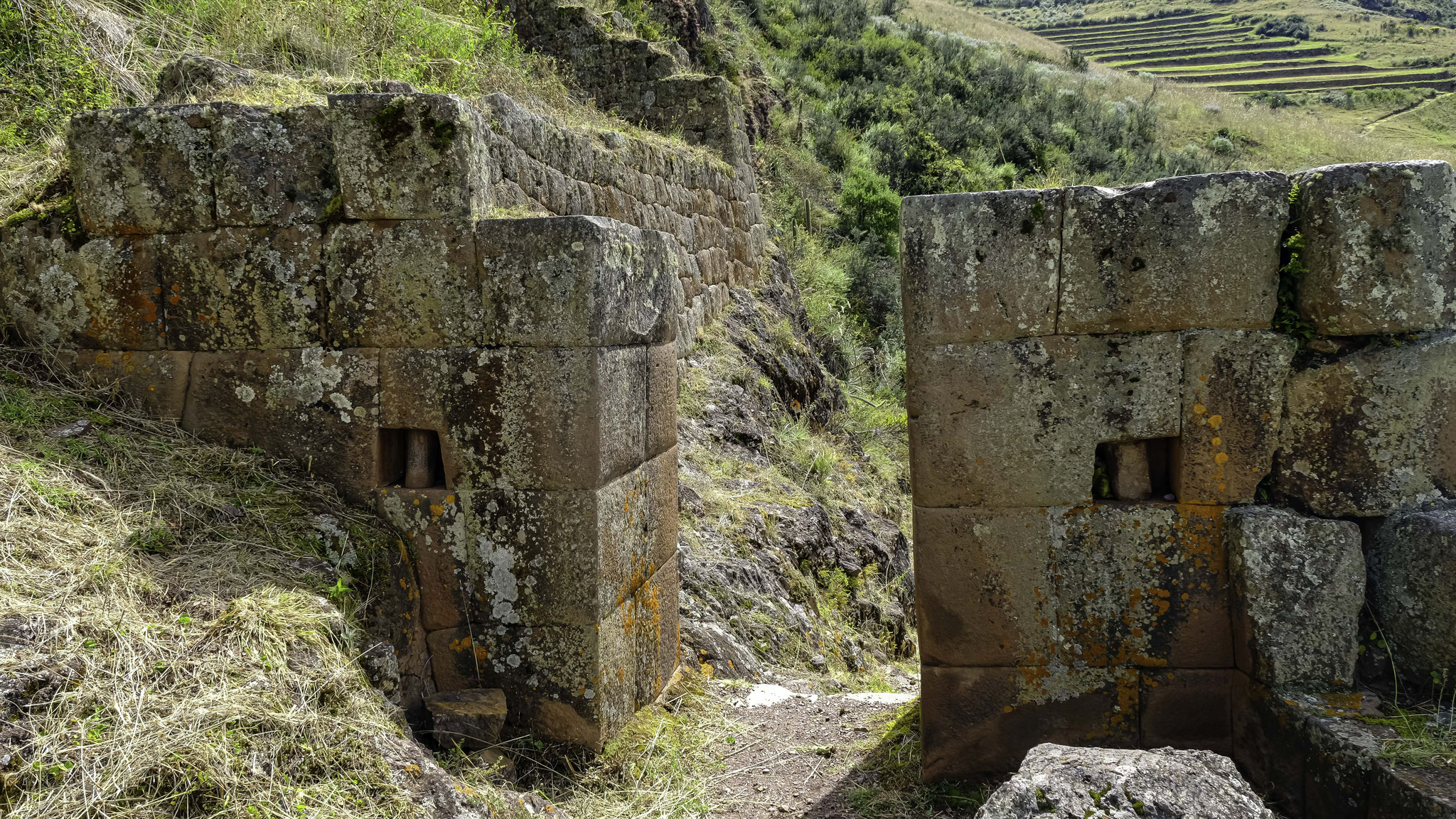 Porte d'accès à déplacer latéralement. Les Incas ne connaissaient pas la roue ni le système de poulie