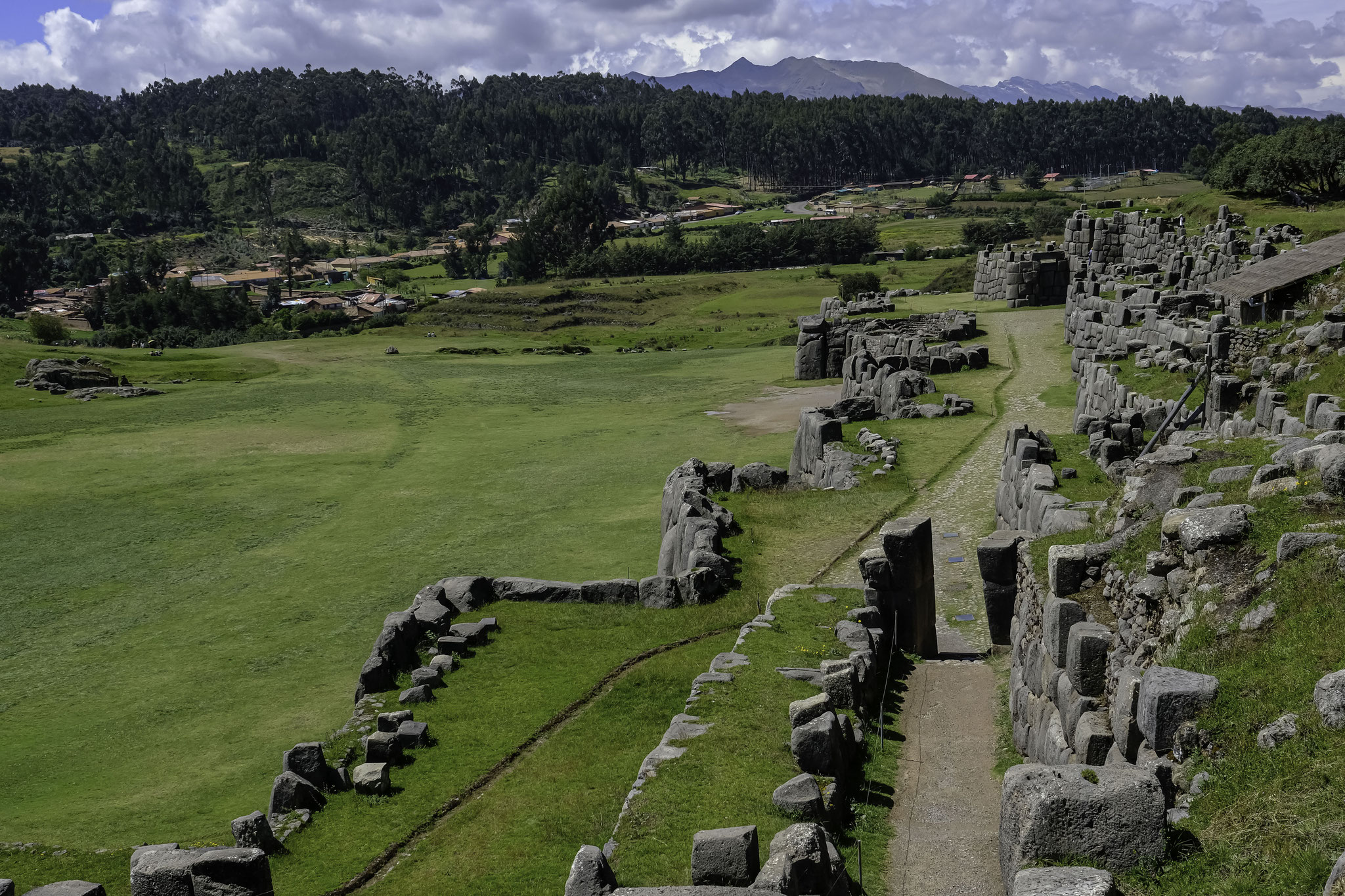 reliées entre elles par des passages souterraines, trois tours de guet dominaient la forteresse