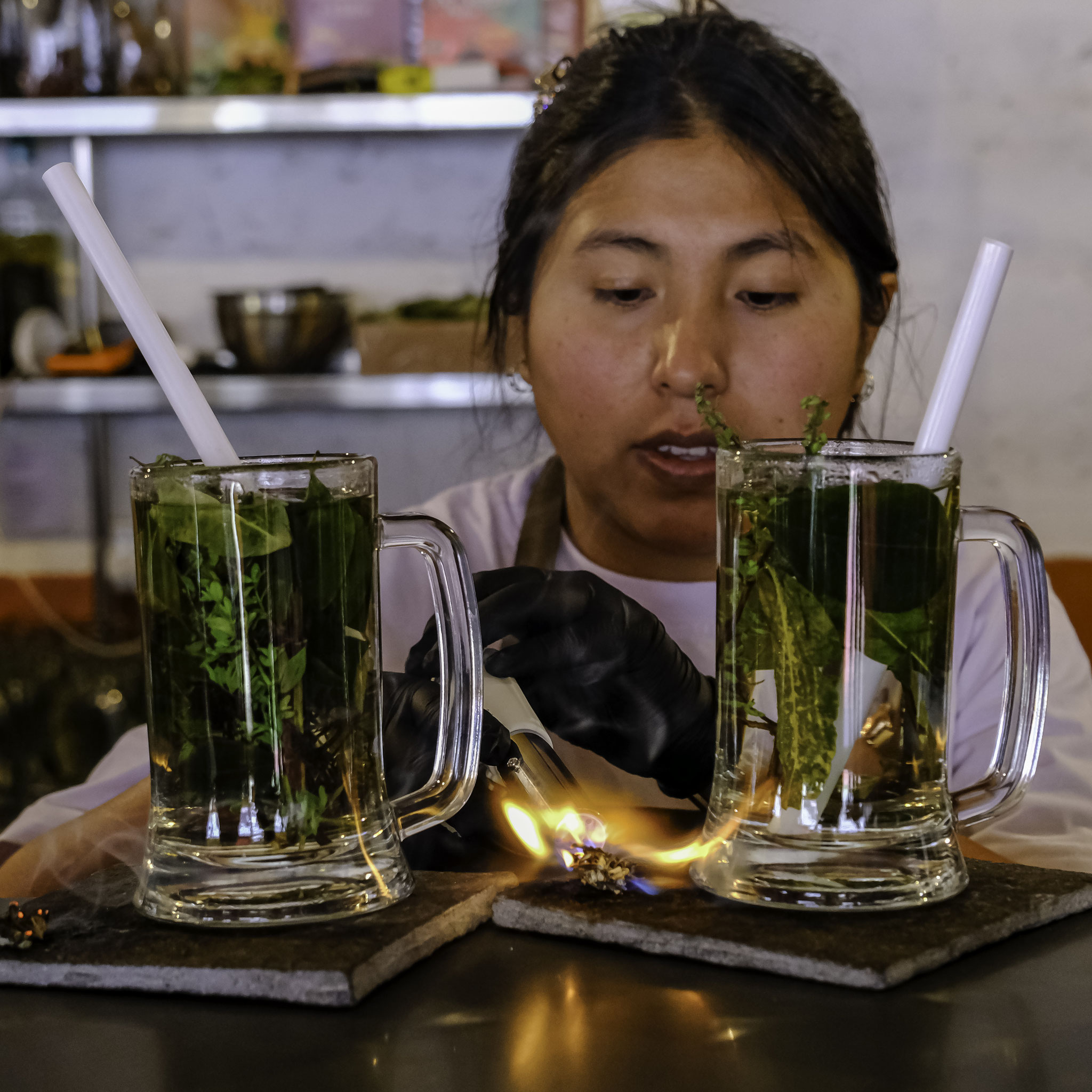 Le Mate de Coca: infusion préparée avec des feuilles de coca séchées, aidant à oxygéner le sang et à réduire les symptômes comme les maux de tête, la fatigue et les nausées