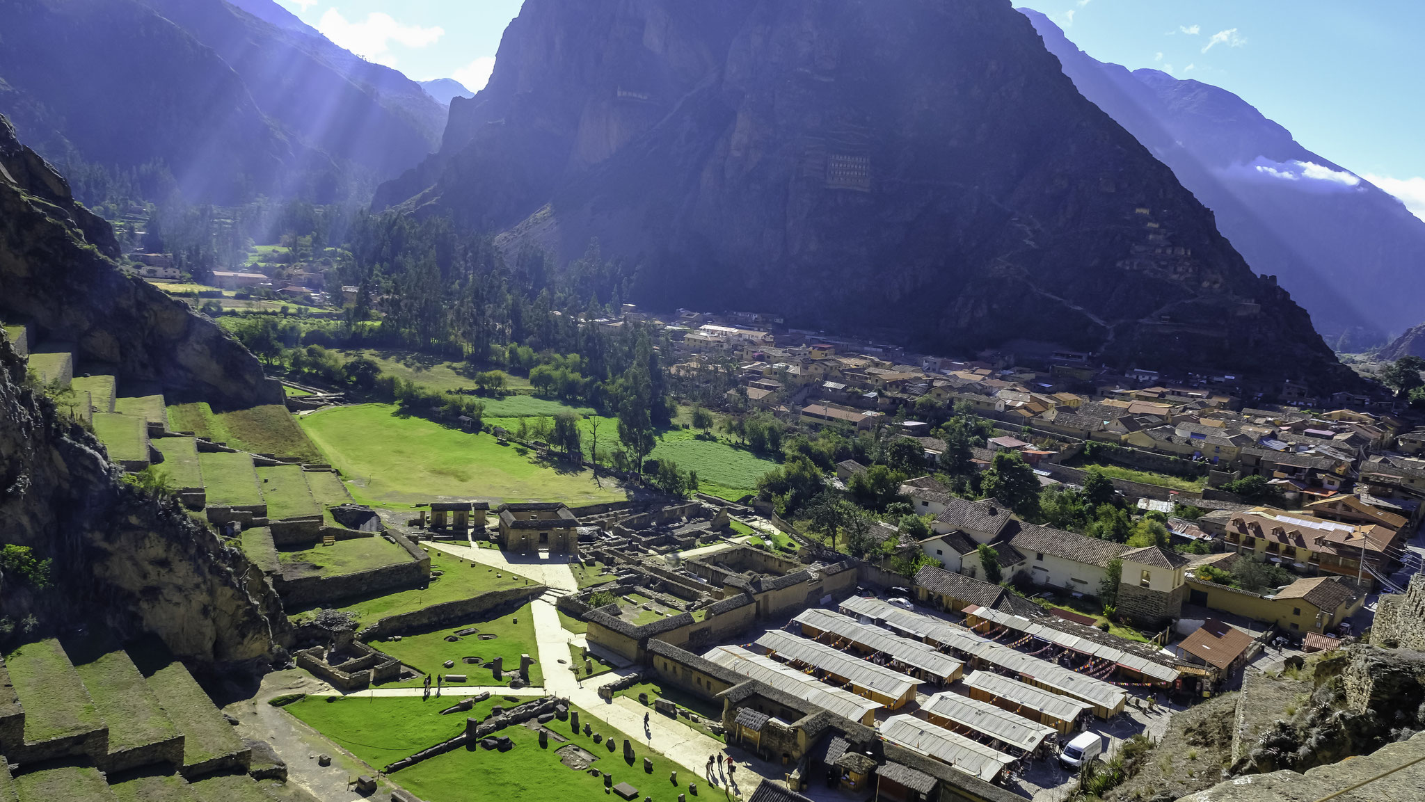 des envahisseurs et conduisent jusqu'à la forteresse Araqama Ayllu