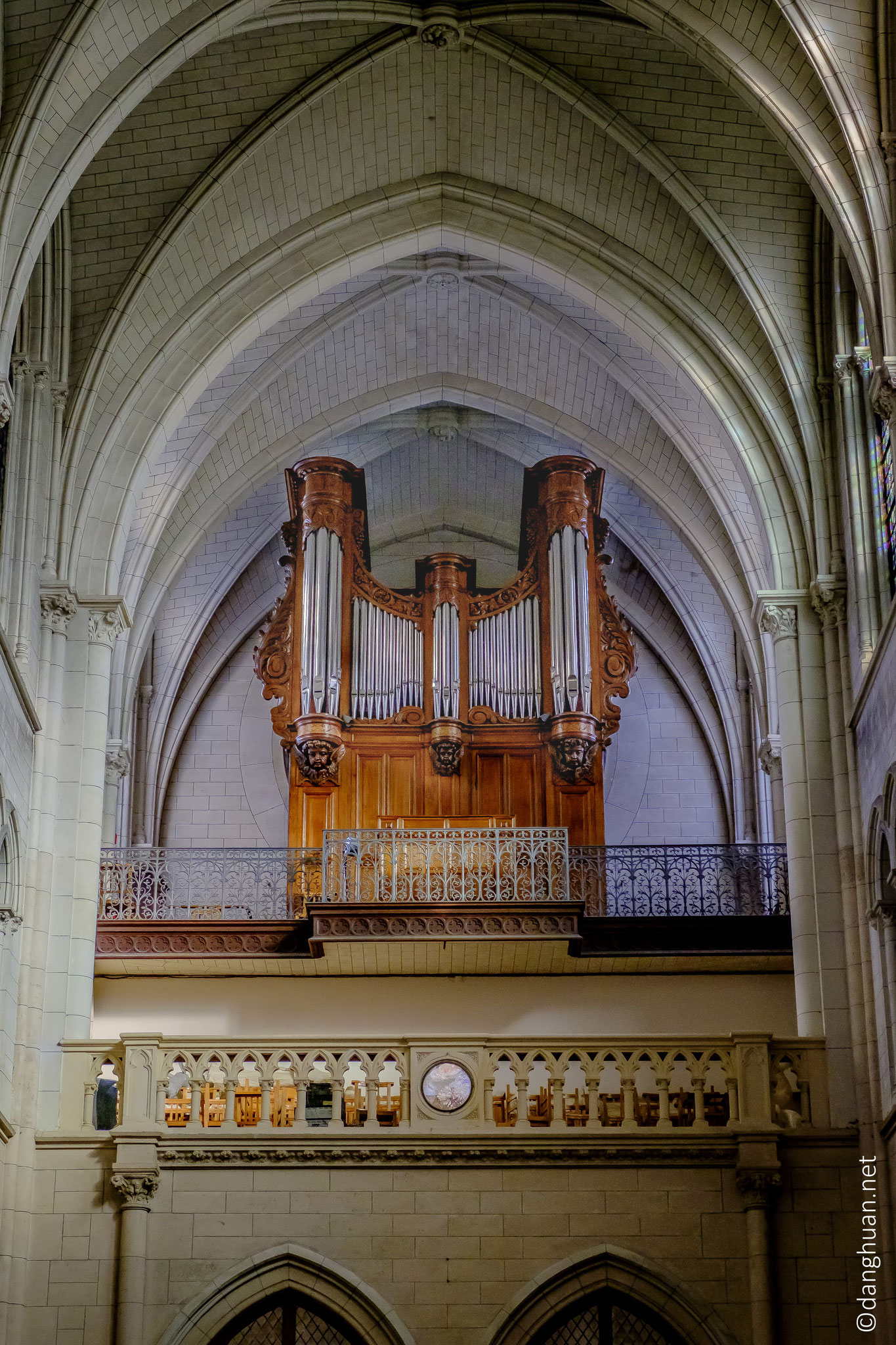 Eglise St André de l'Europe - l'orgue bénéficie d'un éclairage latéral naturel
