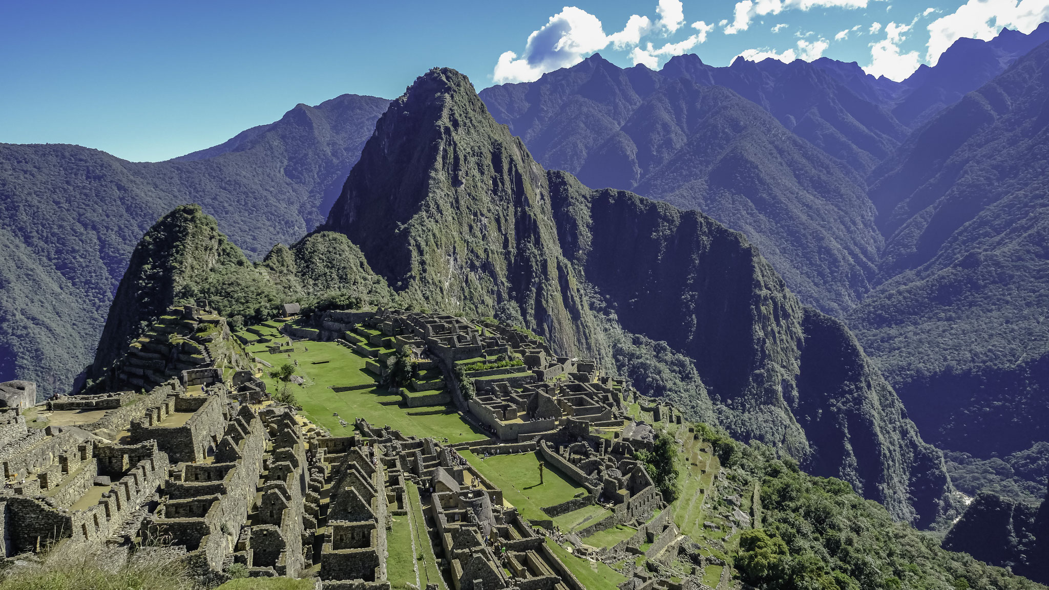 à cheval sur deux montagnes dont les versants tombent à pic sur la vallée de l'Urubamba