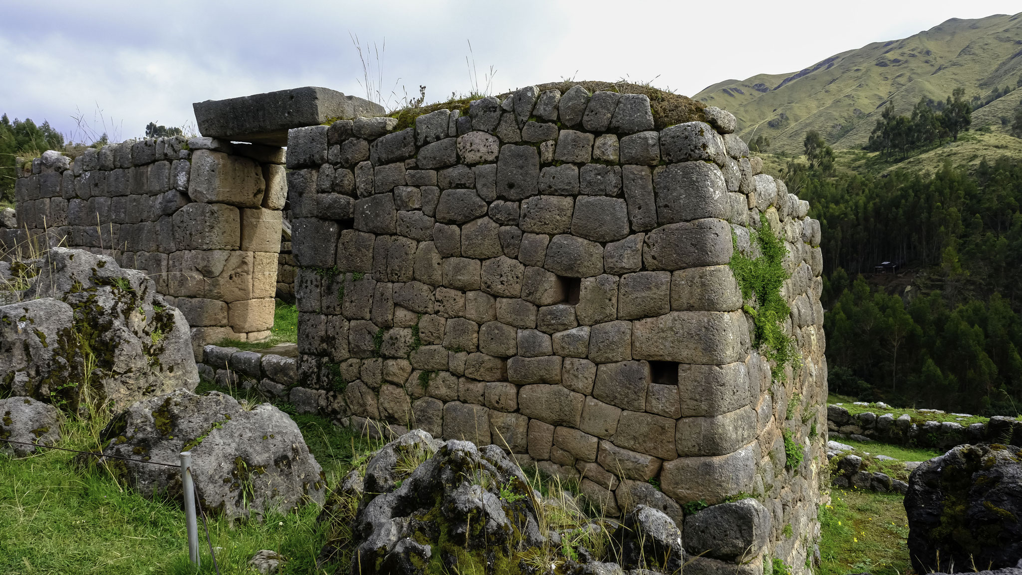 Puka Pukara, contrôlait l'accès à Cusco depuis la route en provenance de Pisaq. En plus de son rôle de forteresse, de poste de contrôle ou de péage, il servait également de centre administratif.