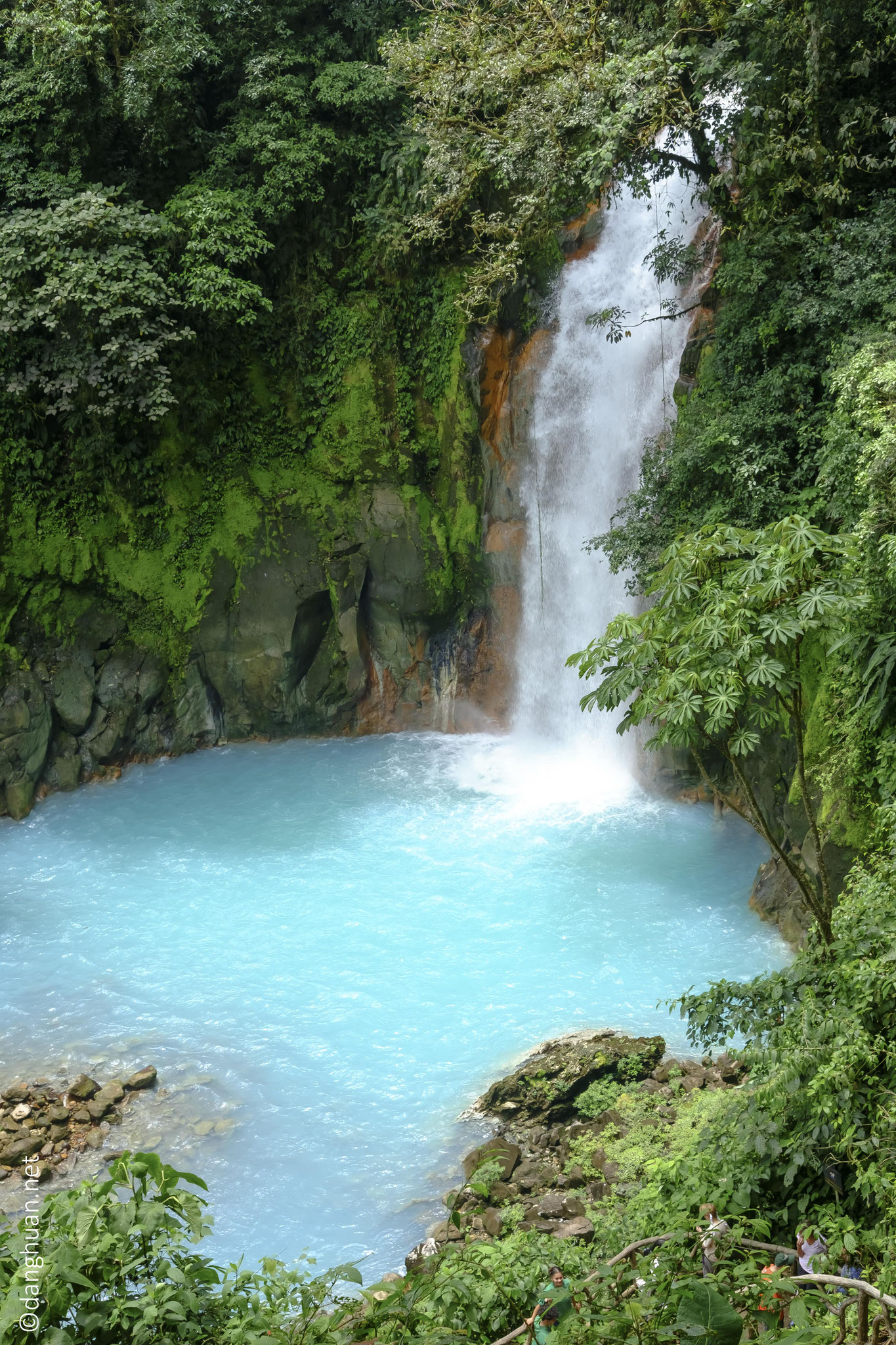 la cascade du Rio Celeste est d'un bleu irréel. La légende raconte que lorsque Dieu termina de peindre le ciel en bleu, il rinça ses pinceaux dans le Rio Celeste