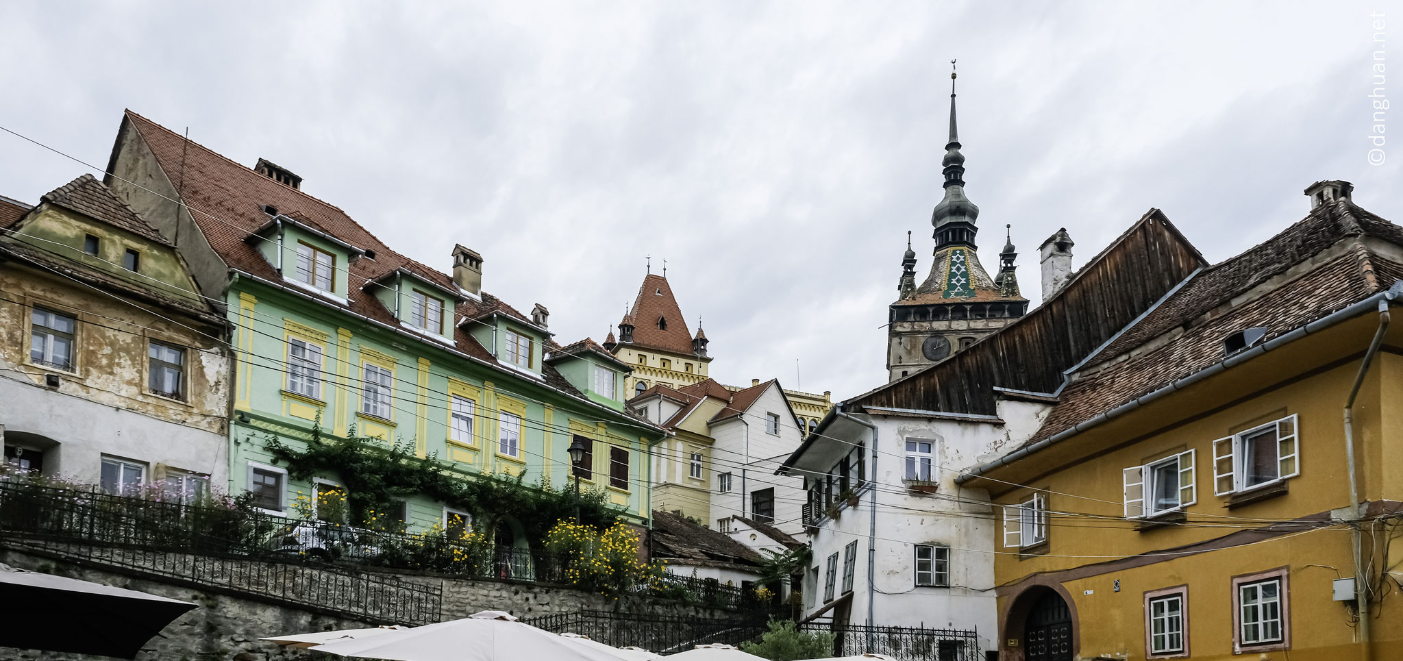 Le centre historique de Sighișoara a conservé son aspect de ville fortifiée médiévale ...
