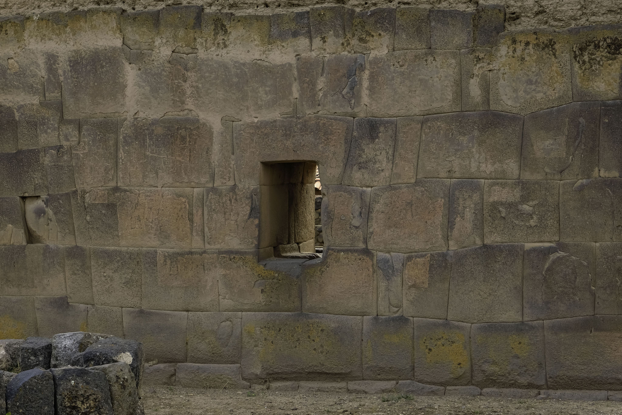 Cependant, des fouilles effectuées sur le site ont trouvé des restes de céramiques de cultures pré-incas. Cela montrerait que Raqchi était un site sacré pour les cultures qui ont précédé les Incas