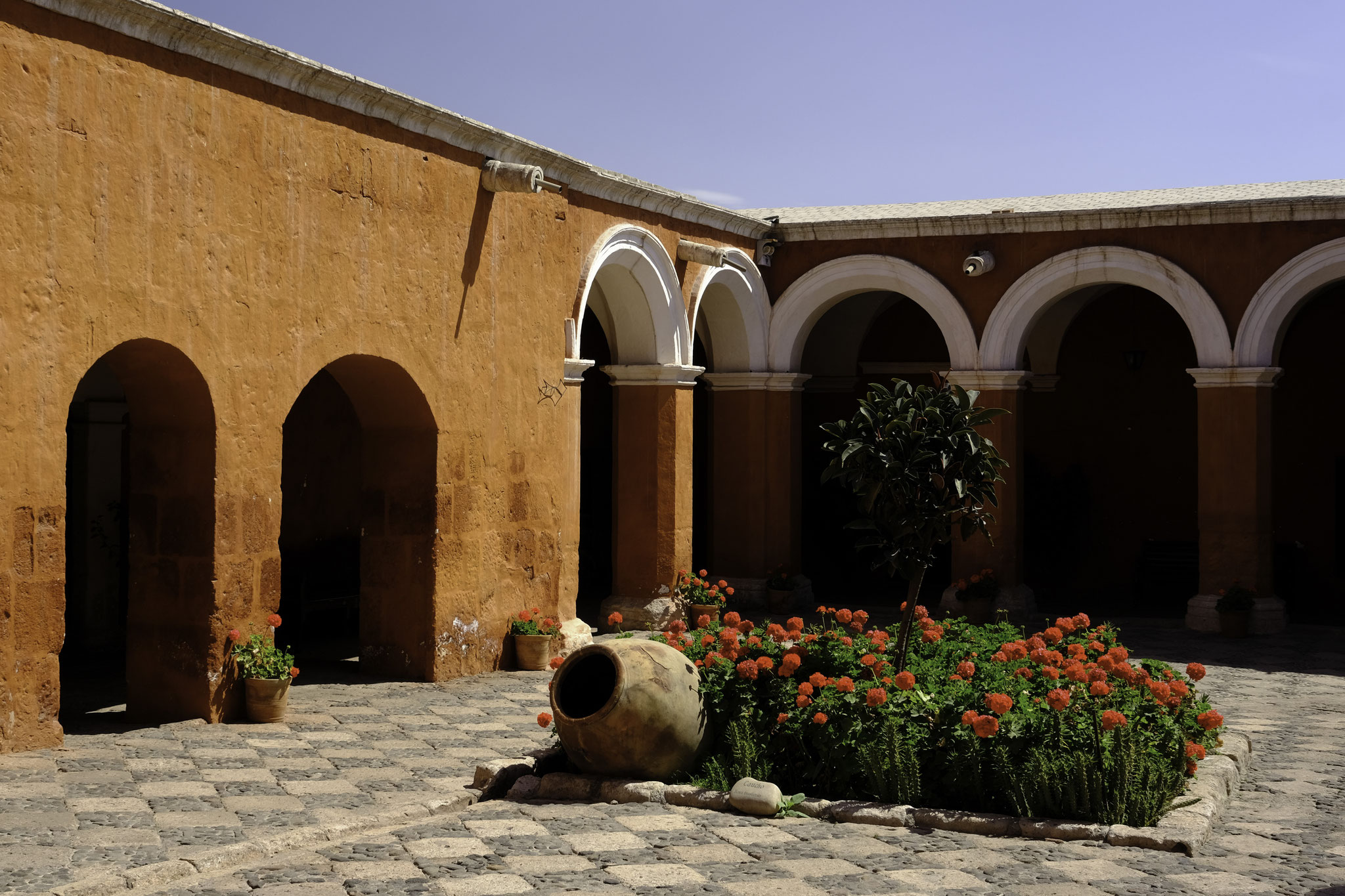 des membres de familles d'aristocrates et des filles de curacas (chef indigènes locaux)