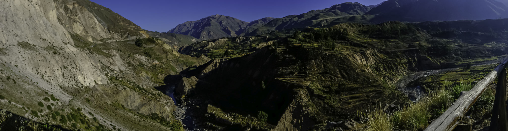 Le canyon de Colca est un canyon profond de 3 270 m. Son point culminant est à 4 350 m d'altitude et la rivière de Colca coule au fond de la vallée