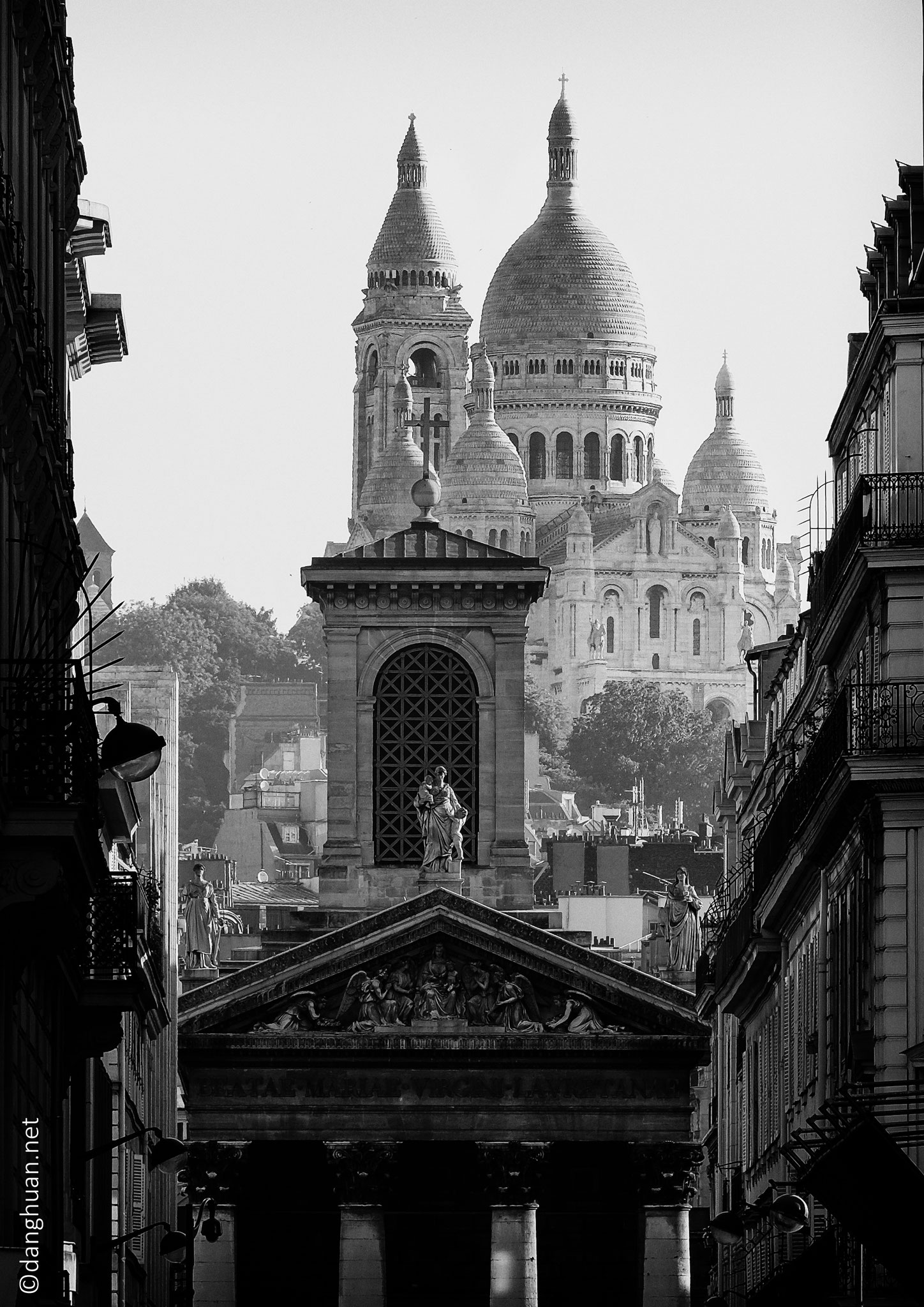 le Sacré coeur avec la façade de Notre Dame de Lorette en premier plan