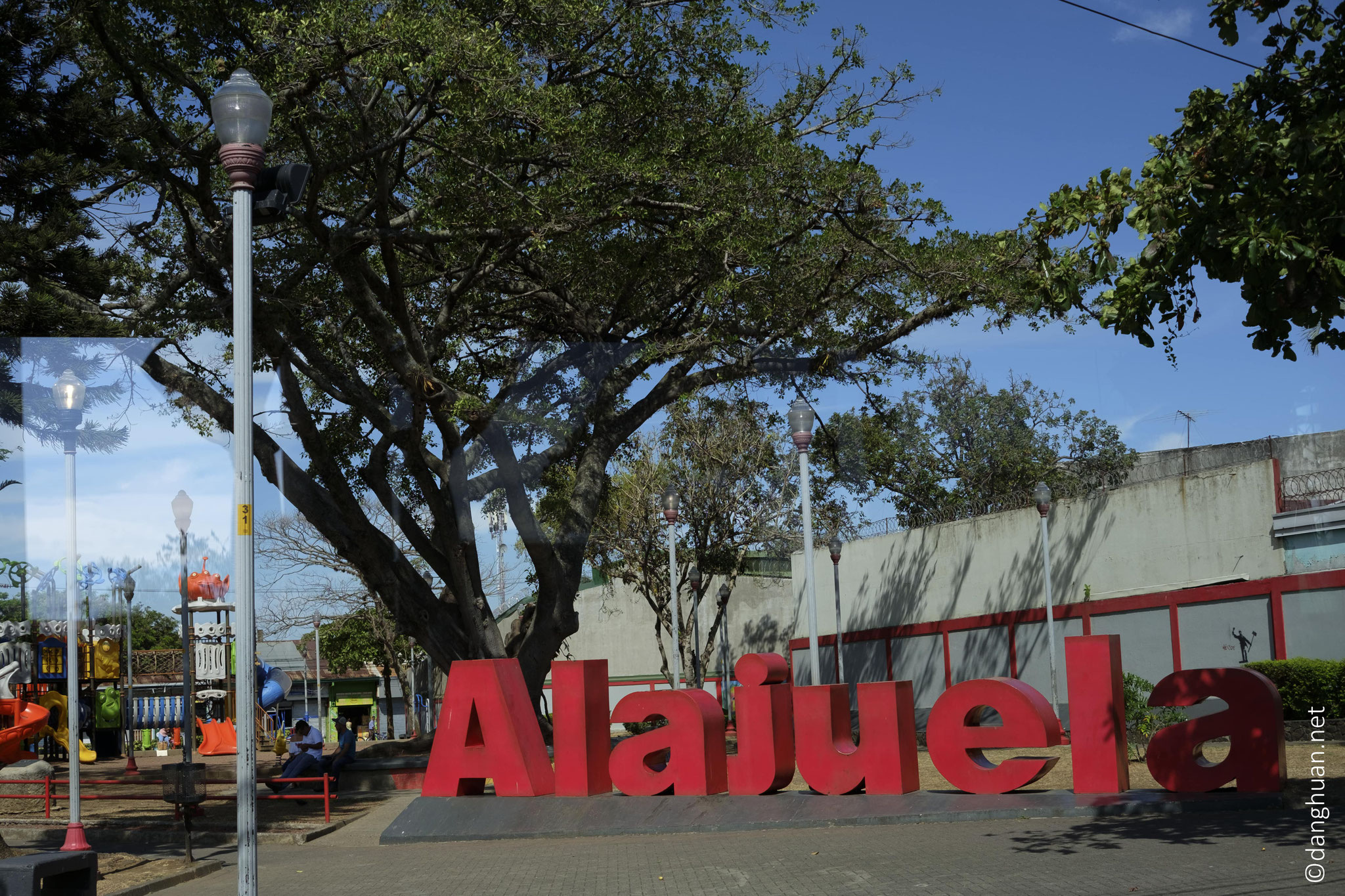 La ville d'Alujuel, à quelques dizaines au Nord-Ouest de San José sur la route des plantations de café