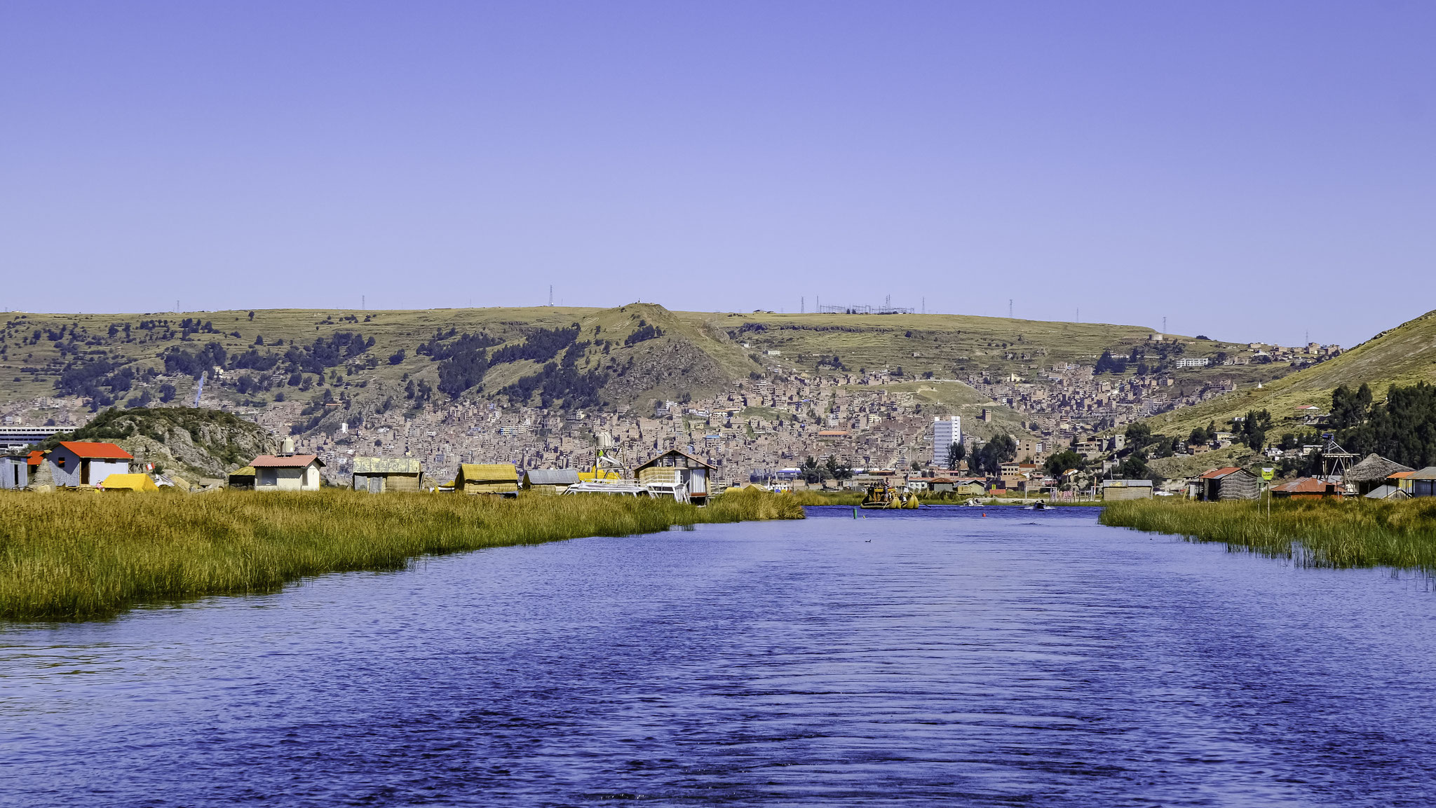 la bateau quitte la ville de Puno vers les îles aymaras Uros Titino