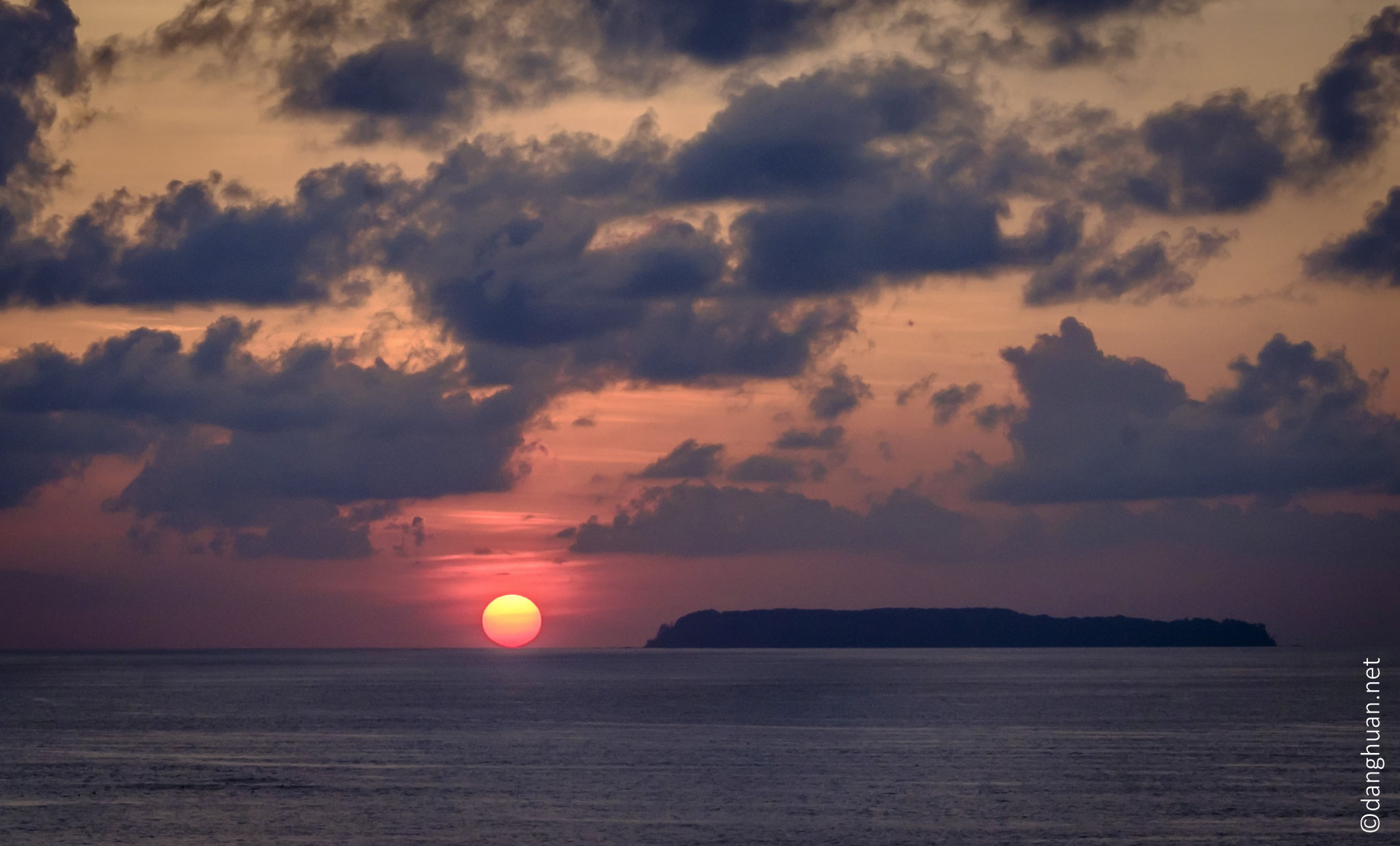 Coucher du soleil sur l'océan Pacifique avec l'île del Cano en premier plan