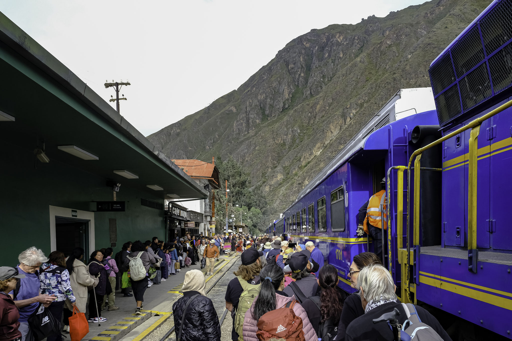 des trains réguliers desservent Aguas Calientes situé au pied du Machu Picchu