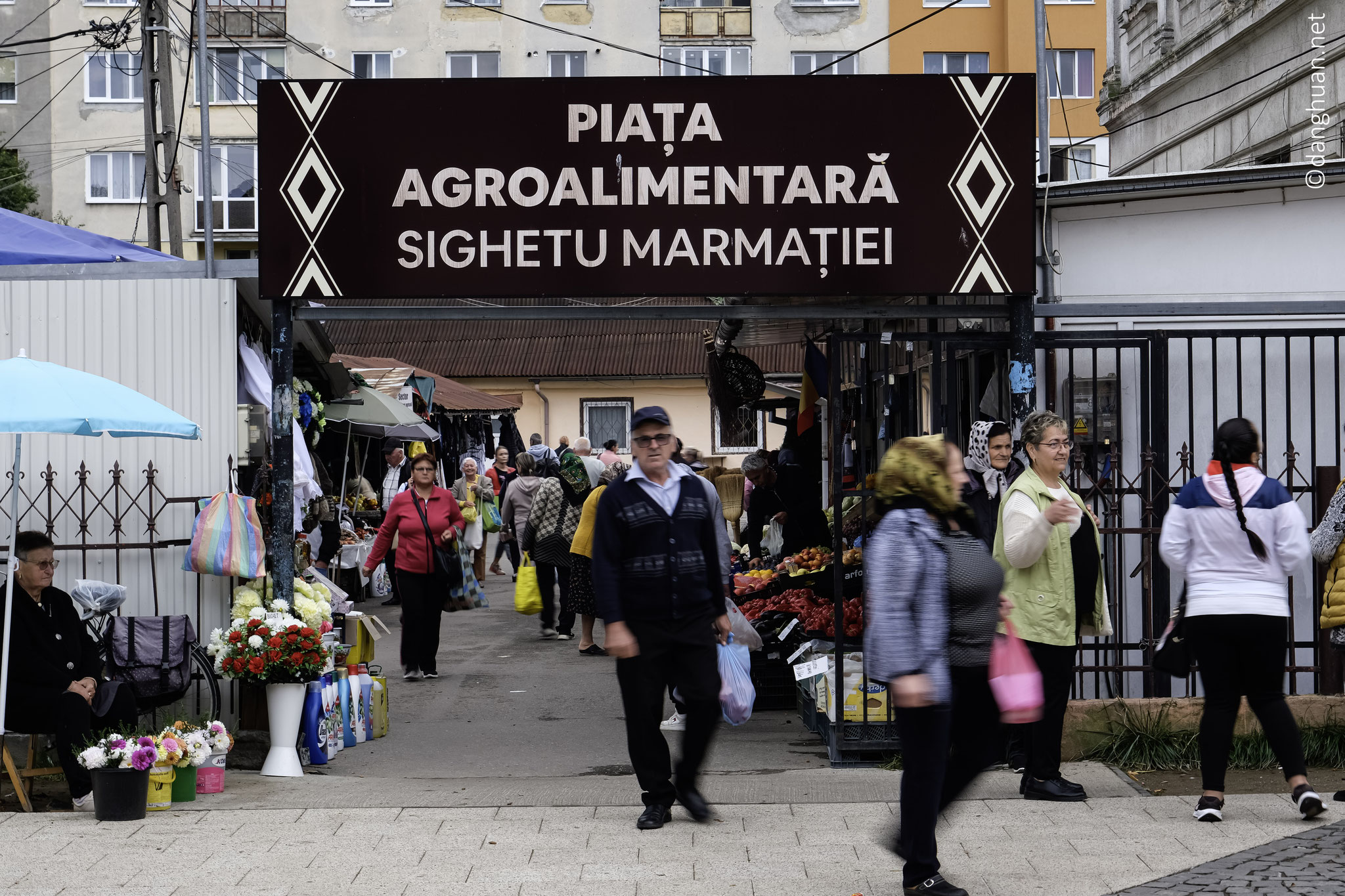 Marché de Sighetu, une ville située au nord-ouest de la Roumanie, à la frontière ukrainienne