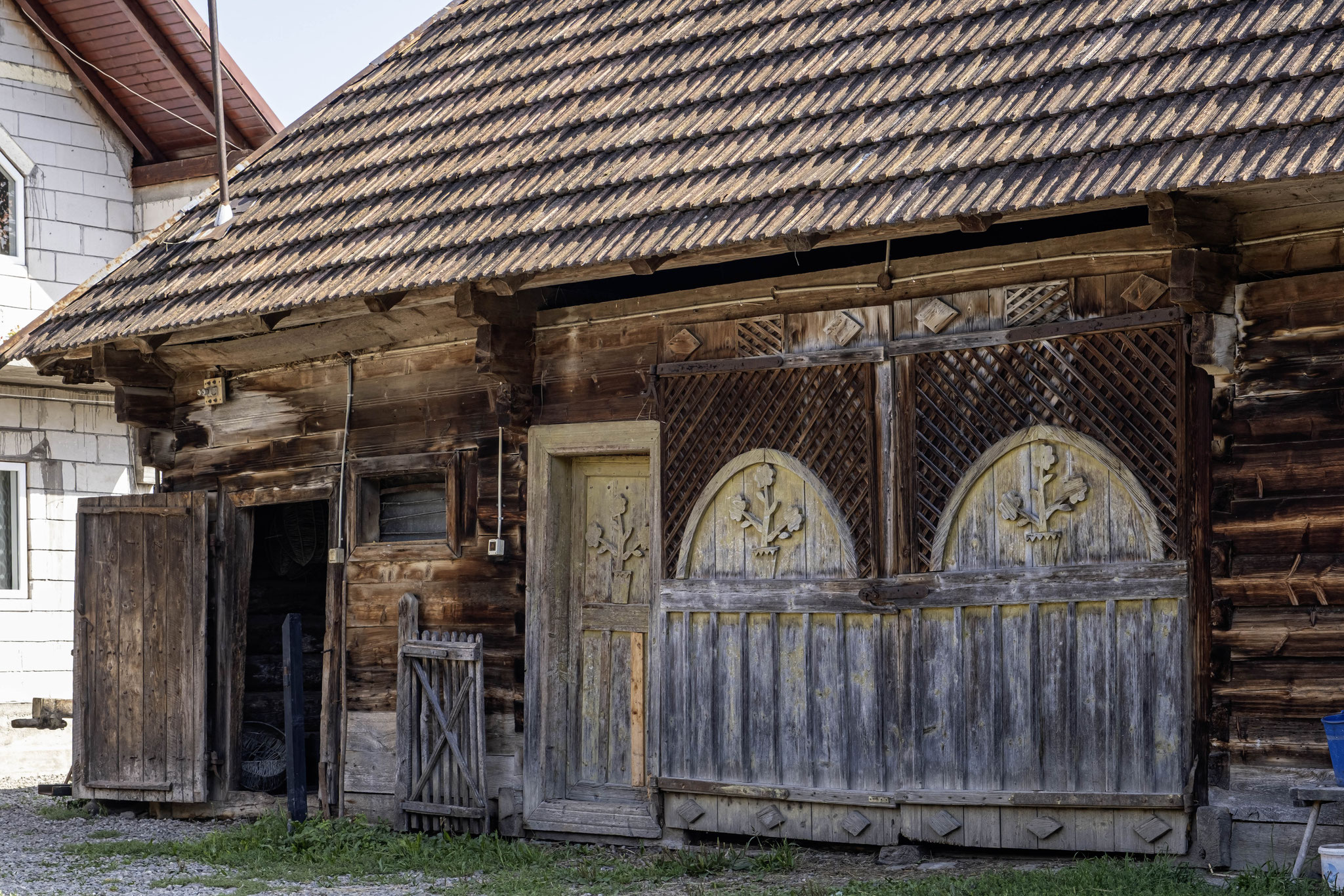 Maisons en bois, dotés de portails en bois sculptés