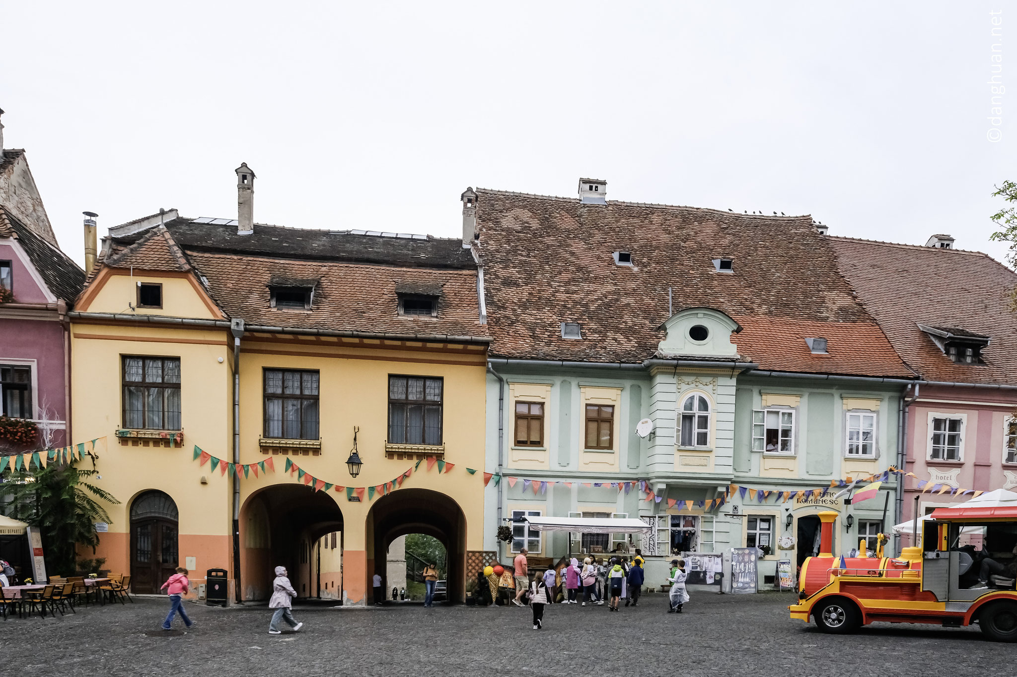 Pendant plusieurs siècles, la ville joua un rôle stratégique et commercial significatif aux limites orientales du royaume de Hongrie, devenant l'une des villes les plus importantes de Transylvanie