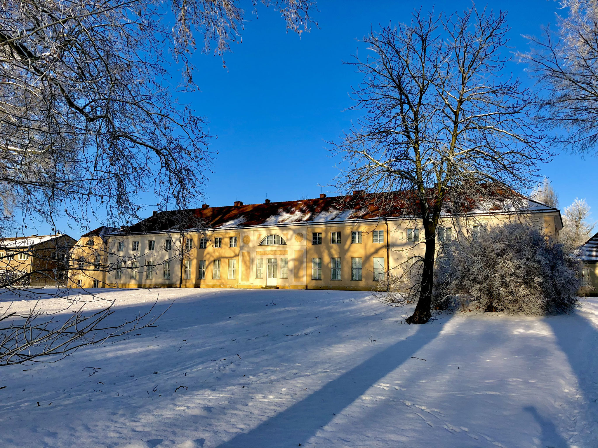 Parkfront vom Schloss Paretz im Winter