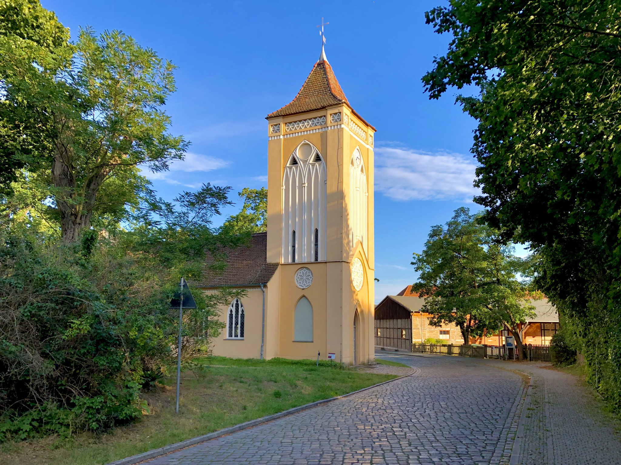 Die Dorfkirche Paretz von der Straße aus